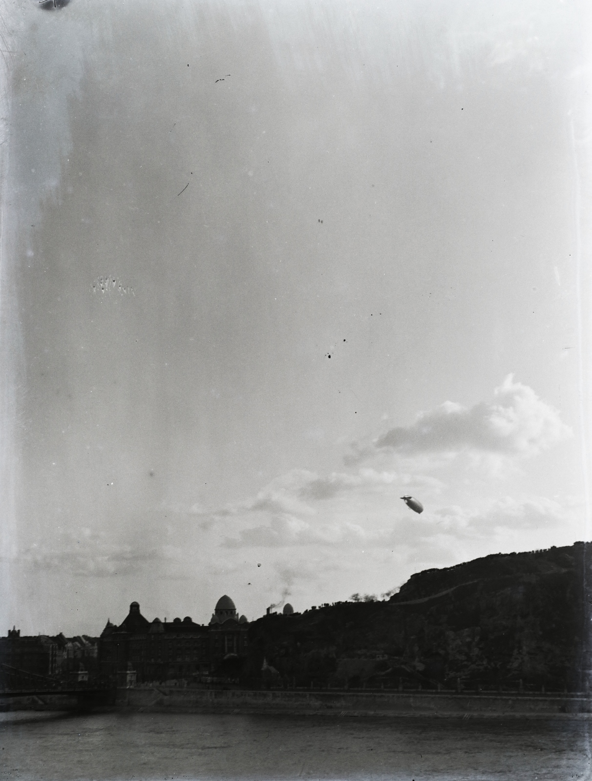 Magyarország, Budapest V.,Budapest XI., a Graf Zeppelin léghajó Buda felett. A felvétel a Belgrád (Ferenc József) rakpart 17-ből készült a Szent Gellért tér irányába nézve. Leltári jelzet: 17679, 1931, Magyar Műszaki és Közlekedési Múzeum / Archívum / Negatívtár / Schauschek János gyűjteménye, Budapest, léghajó, Fortepan #132826