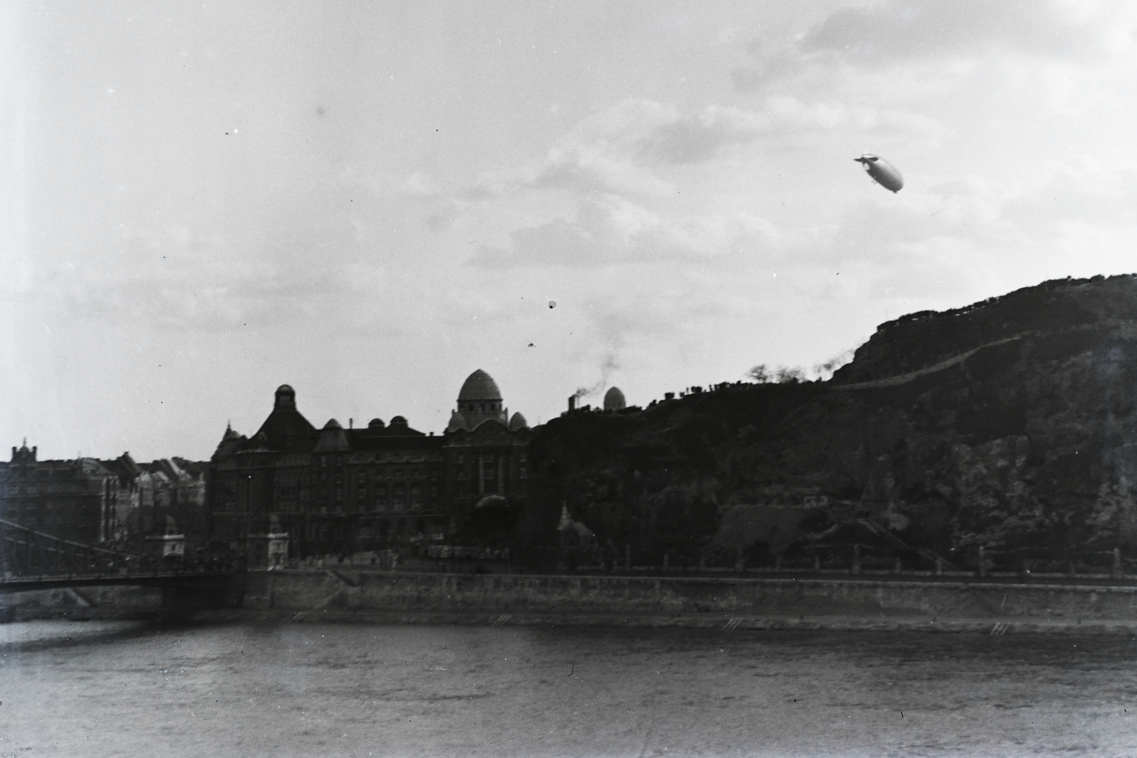 Magyarország, Budapest V.,Budapest XI., a Graf Zeppelin léghajó Buda felett. A felvétel a Belgrád (Ferenc József) rakpart 17-ből készült a Szent Gellért tér irányába nézve. Leltári jelzet: 17679, 1931, Magyar Műszaki és Közlekedési Múzeum / Archívum / Negatívtár / Schauschek János gyűjteménye, Budapest, léghajó, Fortepan #132827