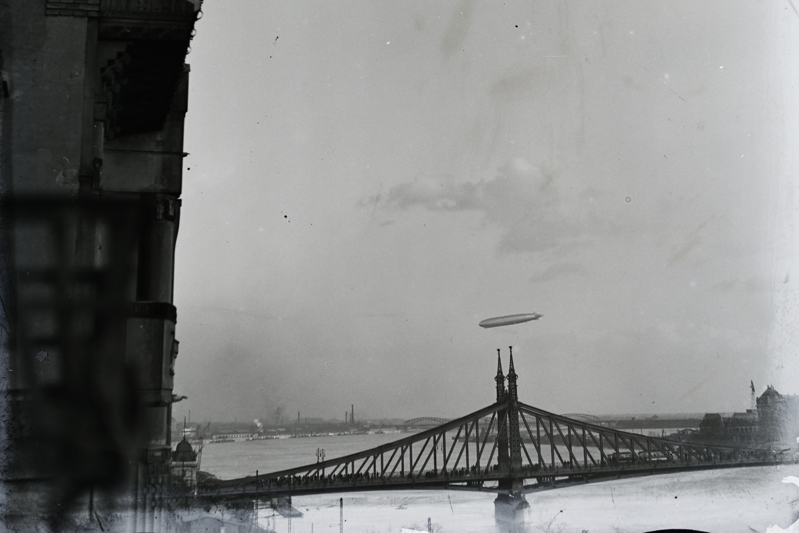 Magyarország, Budapest V., a Graf Zeppelin léghajó a Duna felett. A felvétel a Belgrád (Ferenc József) rakpart 17-ből készült a Szabadság (Ferenc József) híd felé nézve. Leltári jelzet: 17678, 1931, Magyar Műszaki és Közlekedési Múzeum / Archívum / Negatívtár / Schauschek János gyűjteménye, Budapest, léghajó, Fortepan #132828