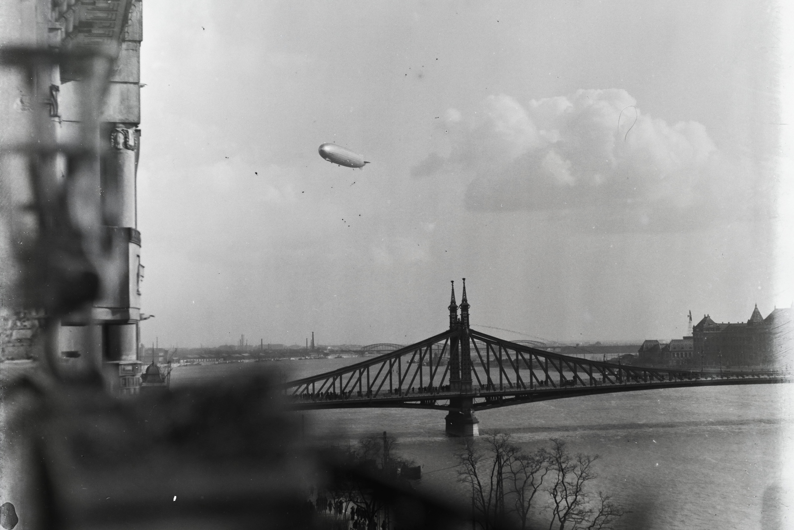 Magyarország, Budapest V., a Graf Zeppelin léghajó a Duna felett. A felvétel a Belgrád (Ferenc József) rakpart 17-ből készült a Szabadság (Ferenc József) híd felé nézve. Leltári jelzet: 17678, 1931, Magyar Műszaki és Közlekedési Múzeum / Archívum / Negatívtár / Schauschek János gyűjteménye, Budapest, léghajó, Fortepan #132829