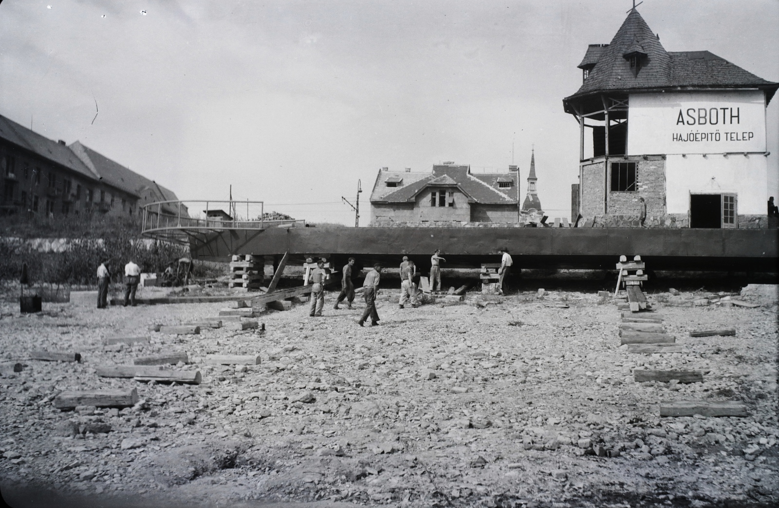 Hungary, Budapest III., Árpád fejedelem útja 50., Asboth hajóépítő telep, háttérben az Újlaki templom tornya. Az AT 50/2 légcsavaros hajó vízre bocsátás előtt 1947. szeptember 21-én. Leltári jelzet: 982, 1947, Magyar Műszaki és Közlekedési Múzeum / Történeti Fényképek Gyűjteménye / Asboth Oszkár gyűjteménye, Budapest, shipbuilding, Fortepan #132837