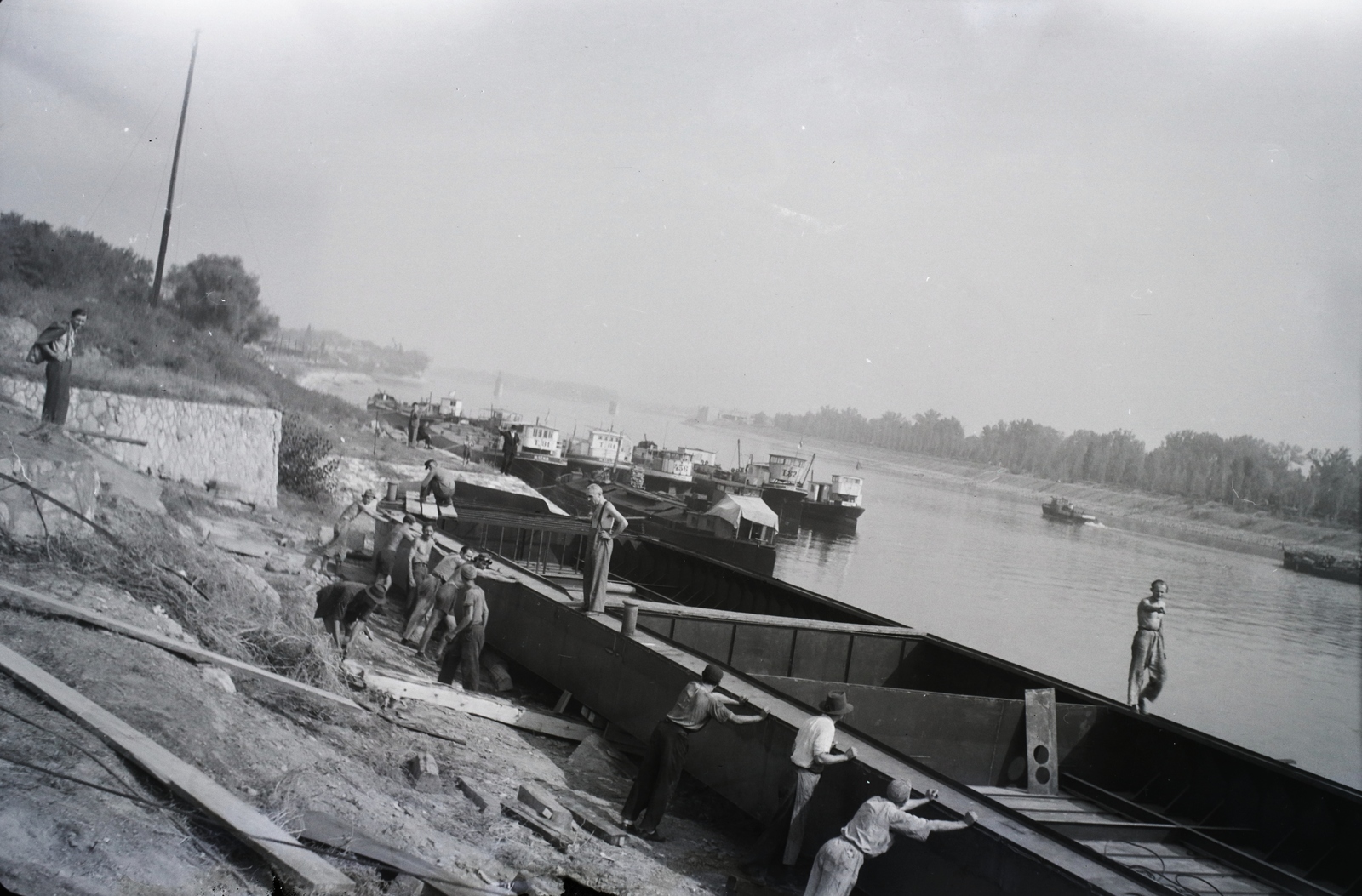 Hungary, Budapest III., Árpád fejedelem útja 50., Asboth hajóépítő telep, az AT 50/2 légcsavaros hajó vízre bocsátás előtt 1947. szeptember 21-én. Jobbra a Margit-sziget. Leltári jelzet: 981, 1947, Magyar Műszaki és Közlekedési Múzeum / Történeti Fényképek Gyűjteménye / Asboth Oszkár gyűjteménye, Budapest, worker, Fortepan #132838