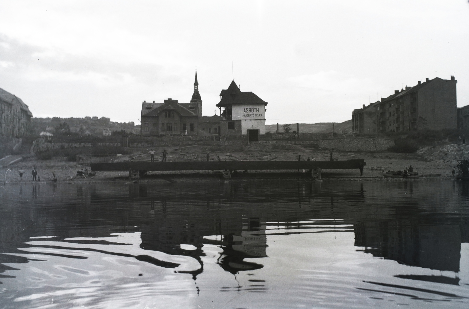 Hungary, Budapest III., Árpád fejedelem útja 50., Asboth hajóépítő telep, háttérben az Újlaki templom. Az AT 50/2 légcsavaros hajó vízre bocsátása 1947. szeptember 21-én. Leltári jelzet: 1033, 1947, Magyar Műszaki és Közlekedési Múzeum / Történeti Fényképek Gyűjteménye / Asboth Oszkár gyűjteménye, Budapest, shipbuilding, Fortepan #132849