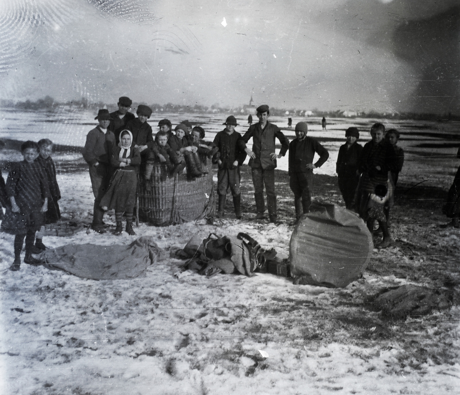 Hungary, »Felvétel a Hungaria léggömb magyarországi útjáról.« Leltári jelzet: 29146, 1928, Magyar Műszaki és Közlekedési Múzeum / Archívum / Negatívtár / Kolbányi Géza gyűjteménye, basket, kids, Fortepan #132861