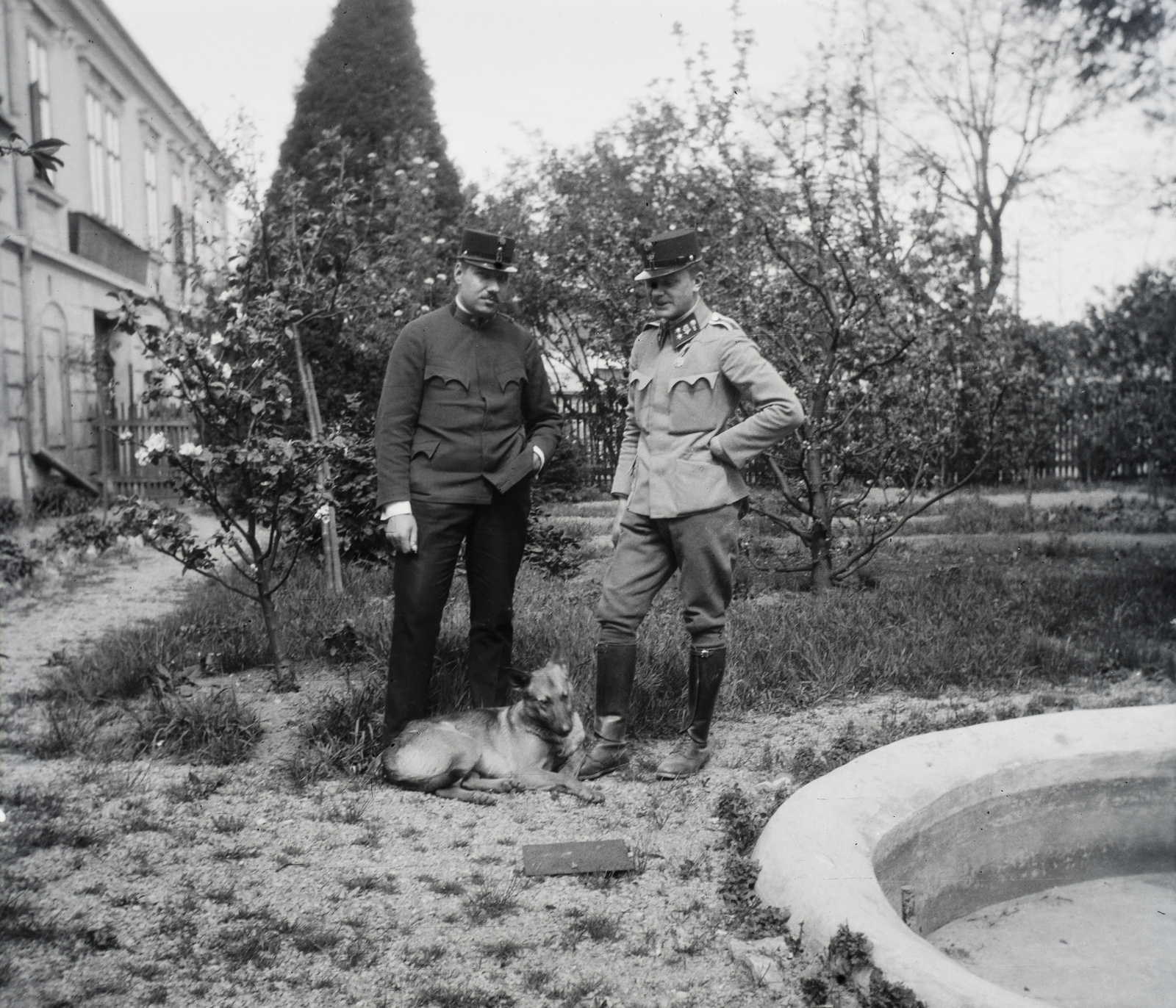 »Poppe Kornél őrnagy balról és Szilber József főhadnagy a két léggömbös.« Leltári jelzet: 29152, 1920, Magyar Műszaki és Közlekedési Múzeum / Archívum / Negatívtár / Kolbányi Géza gyűjteménye, dog, soldier, German shepherd, Fortepan #132867