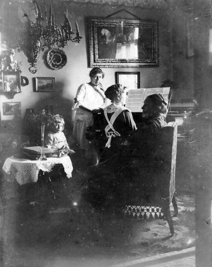 Croatia, Legrad, az állomásfőnök otthona., 1905, Torjay Valter, women, genre painting, furniture, painting, interior, chandelier, piano, kid, lady, Fortepan #13287