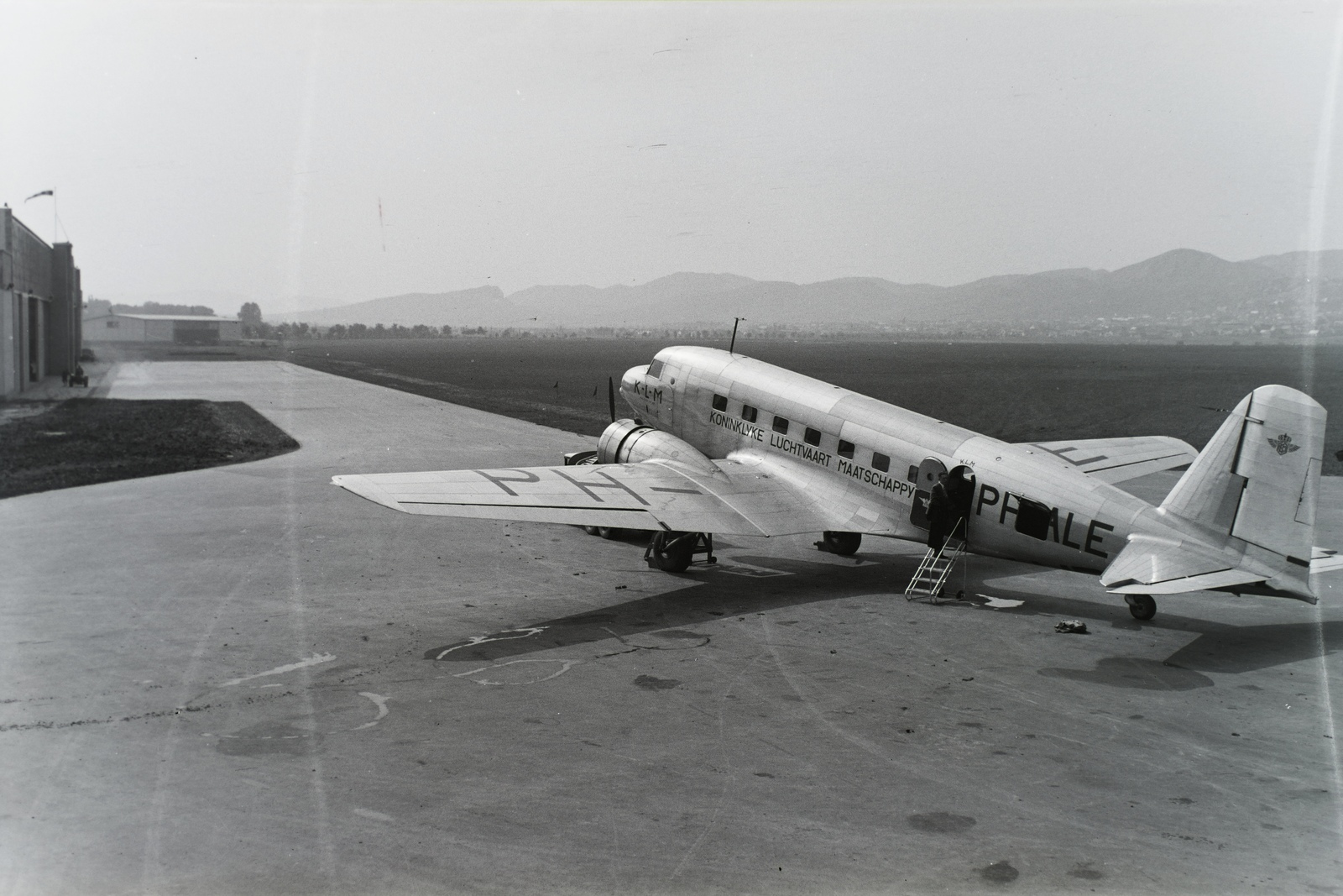 Hungary, Budaörs Airport, Budapest XI., a KLM Douglas DC 2 típusú, 14 üléses, 2x900 LE-s Wright motorral készült utasszállító repülőgépe. Leltári jelzet: 29160, 1938, Magyar Műszaki és Közlekedési Múzeum / Archívum / Negatívtár / Kolbányi Géza gyűjteménye, airplane, KLM Royal Dutch Airlines, Budapest, Douglas-brand, registration mark, Fortepan #132874