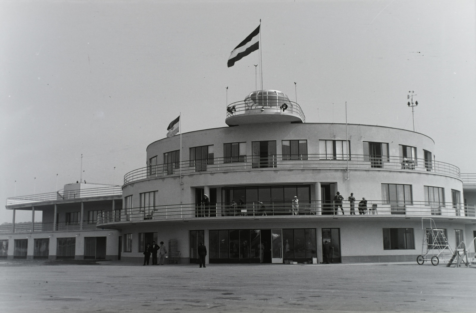 Hungary, Budaörs Airport, Budapest XI., forgalmi épület. Leltári jelzet: 29166, 1938, Magyar Műszaki és Közlekedési Múzeum / Archívum / Negatívtár / Kolbányi Géza gyűjteménye, flag, Budapest, Fortepan #132877