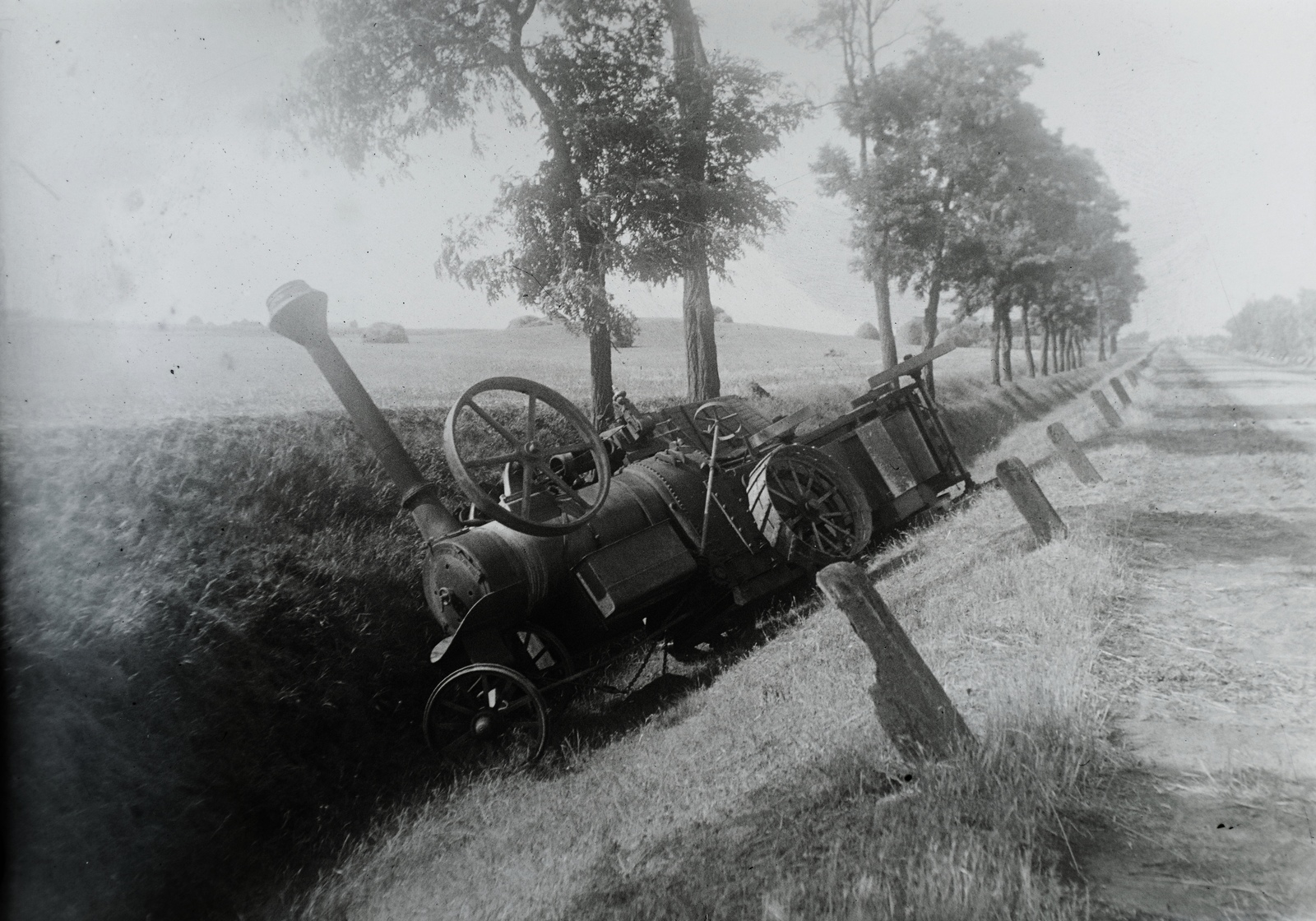 Árokba borult Hofherr-Schrantz-Clayton-Shuttleworth cséplőgép- és tüzesgép. Leltári jelzet: 29818, 1915, Magyar Műszaki és Közlekedési Múzeum / Archívum / Negatívtár / Pölös István gyűjteménye, Czakó Ferenc, első világháború, Fortepan #132923