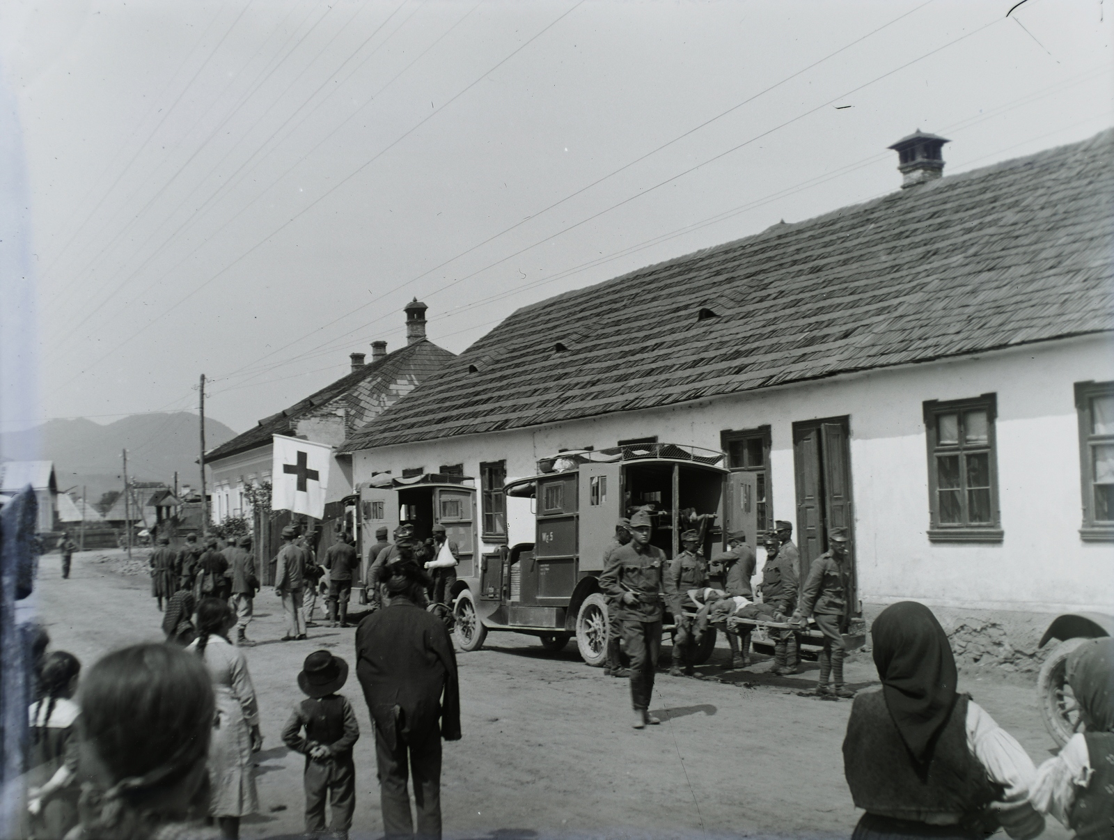 Romania,Transylvania, Petrova, Leltári jelzet: 29851, 1916, Magyar Műszaki és Közlekedési Múzeum / Archívum / Negatívtár / Pölös István gyűjteménye, Czakó Ferenc, First World War, commercial vehicle, ambulance, Hungarian Red Cross, Fortepan #132954