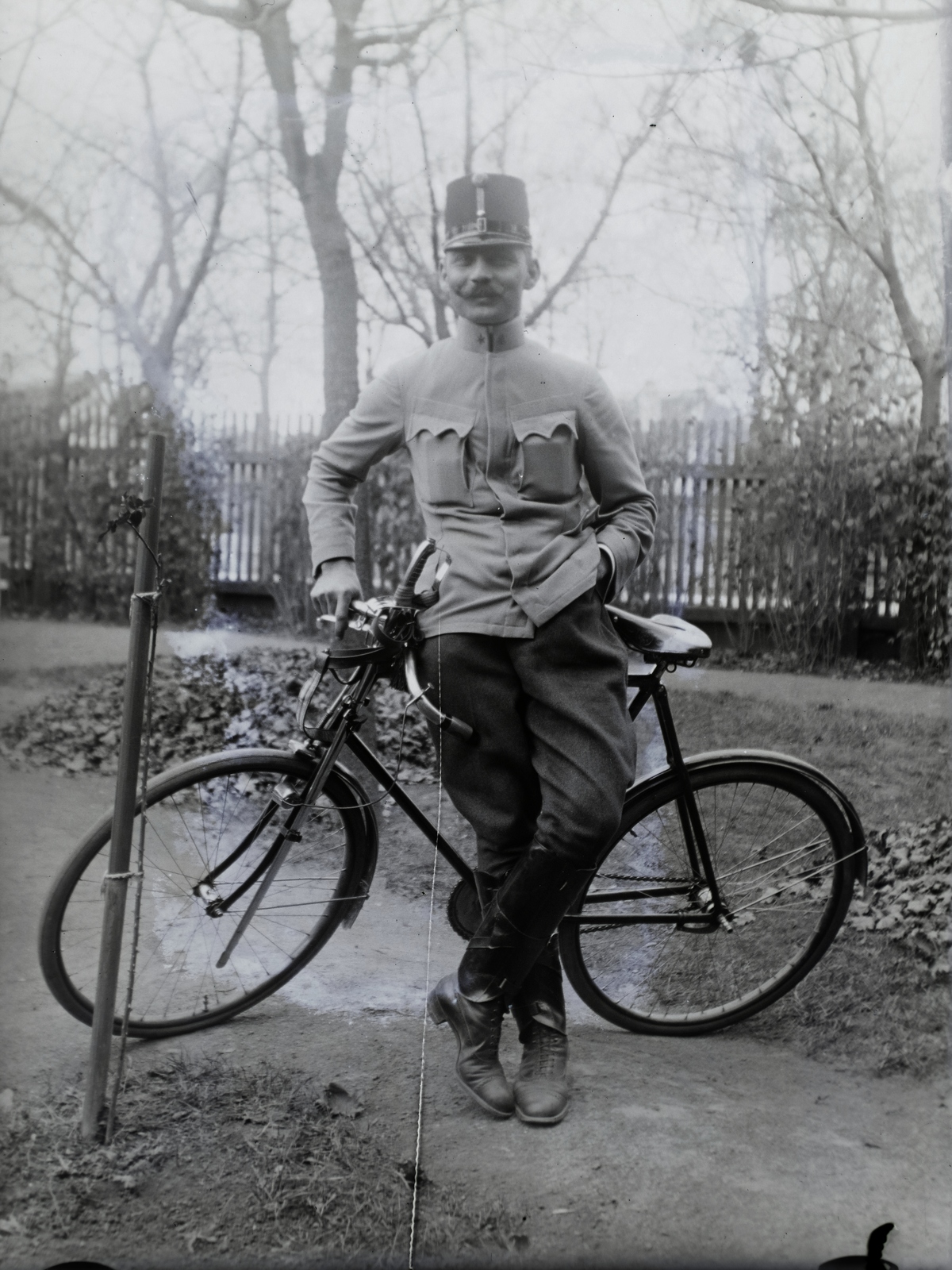 Magyarország, Szentes, Czakó Ferenc tanár, gimnáziumi igazgatóhelyettes és Széchenyi Zsigmond egykori tanítója, valamint amatőr fotós. Leltári jelzet: 29858, 1916, Magyar Műszaki és Közlekedési Múzeum / Archívum / Negatívtár / Pölös István gyűjteménye, Czakó Ferenc, első világháború, kerékpár, egyenruha, kard, Fortepan #132961