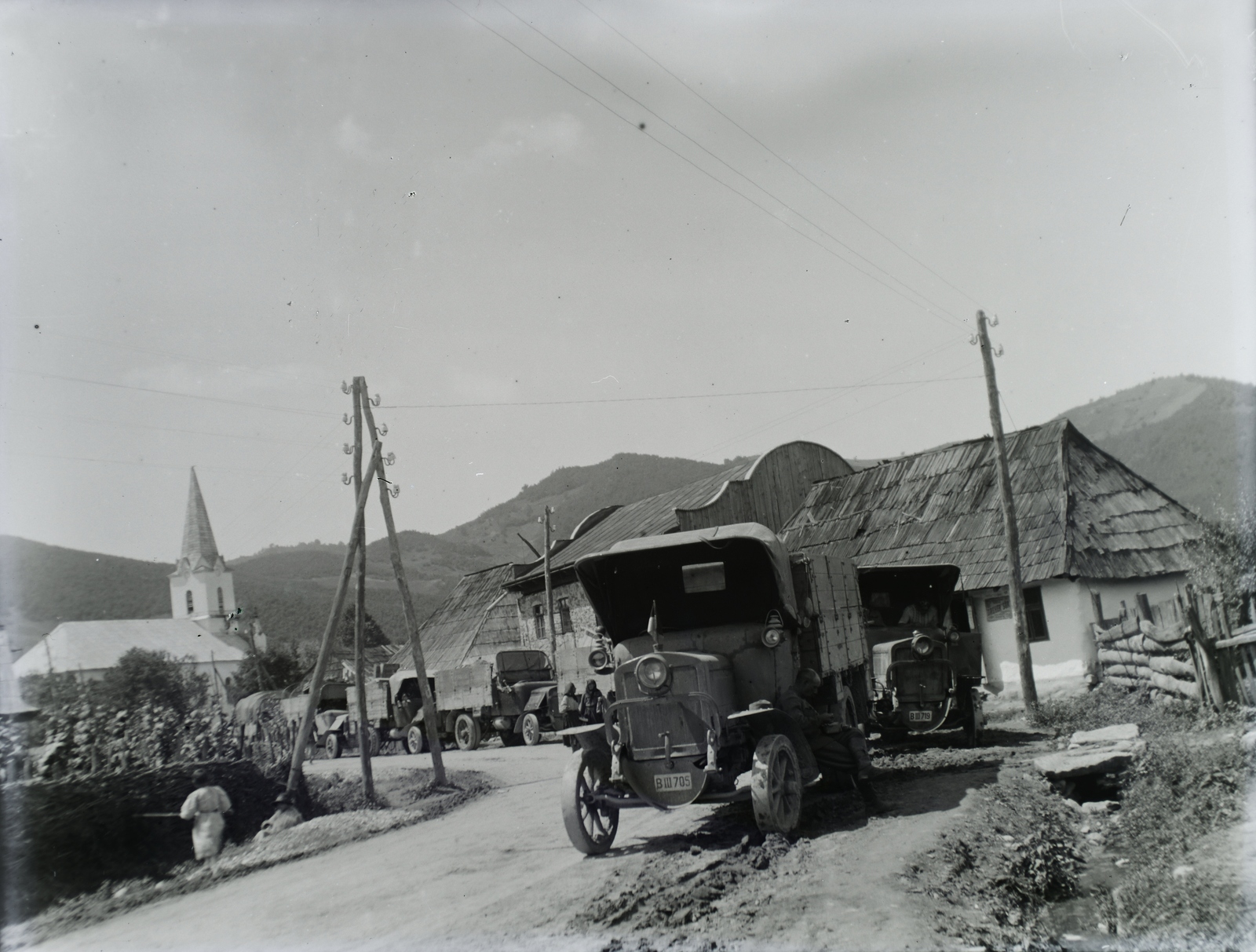 Romania,Transylvania, Leordina, osztrák katonai teherautó-konvoj. Leltári jelzet: 29860, 1916, Magyar Műszaki és Közlekedési Múzeum / Archívum / Negatívtár / Pölös István gyűjteménye, Czakó Ferenc, First World War, commercial vehicle, Fortepan #132963