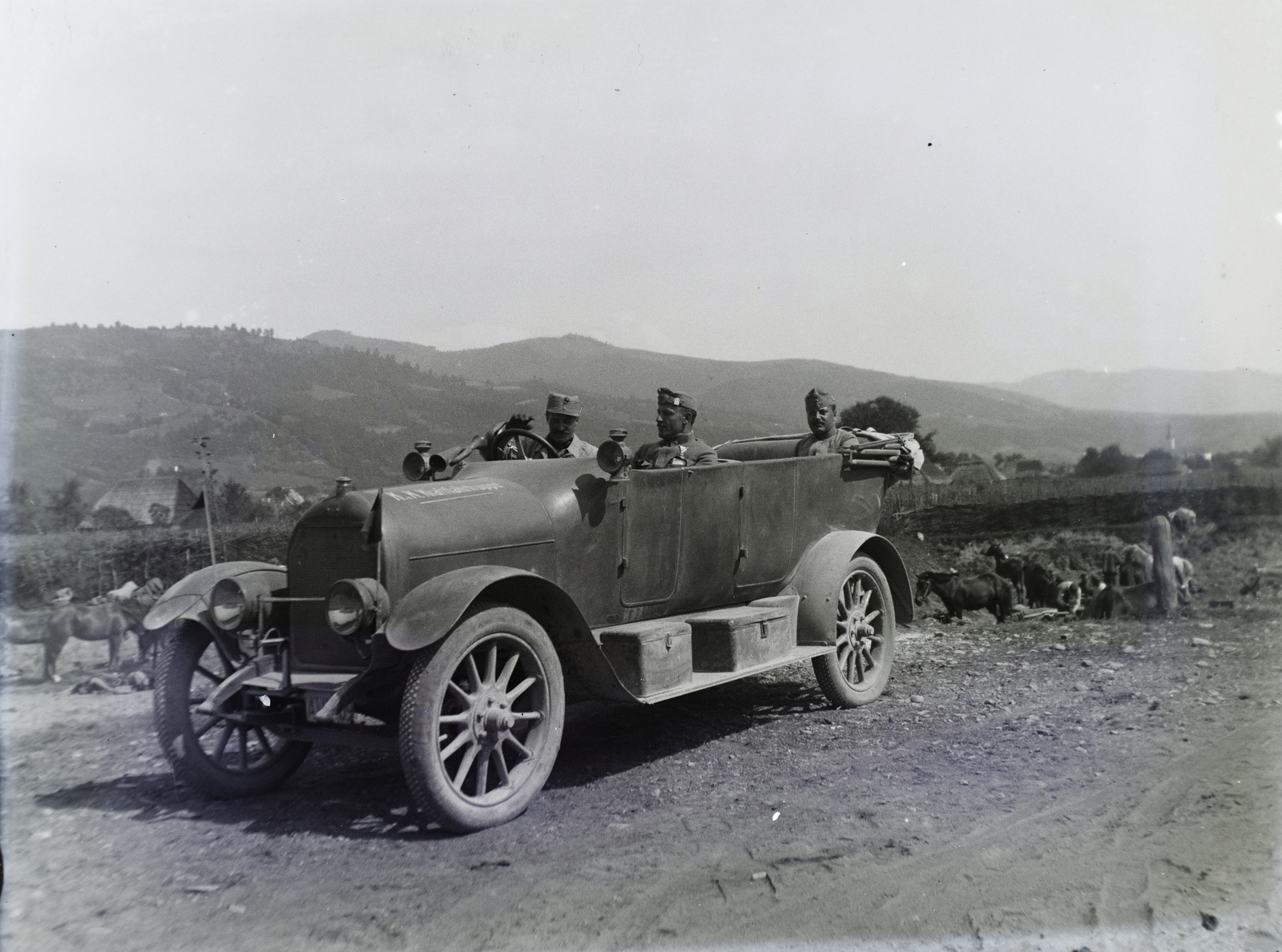 Romania,Transylvania, Petrova, osztrák katonai személygépkocsi. Leltári jelzet: 29861, 1916, Magyar Műszaki és Közlekedési Múzeum / Archívum / Negatívtár / Pölös István gyűjteménye, Czakó Ferenc, First World War, automobile, Fortepan #132964