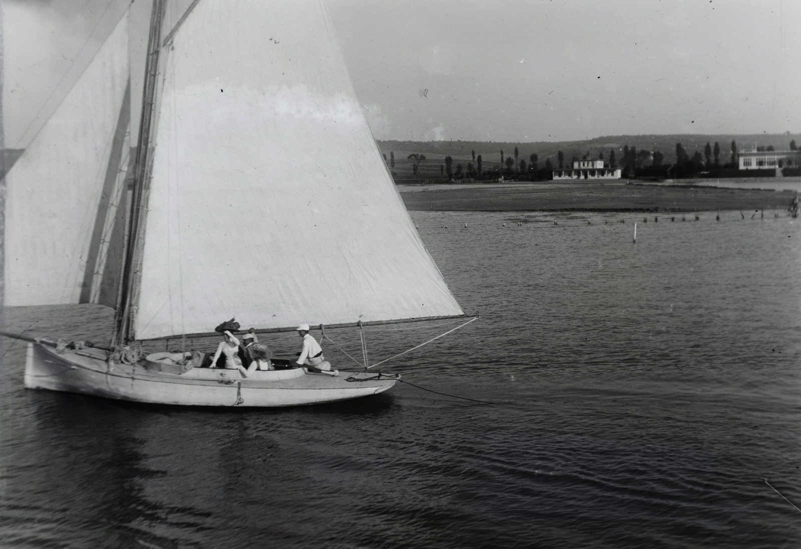 Hungary, Balatonföldvár, a parton a Törley villa és a Yacht club épülete, előttük a kikötői kotrások anyagából formálódó Galamb sziget. Leltári jelzet: 29884, 1911, Magyar Műszaki és Közlekedési Múzeum / Archívum / Negatívtár / Pölös István gyűjteménye, Czakó Ferenc, sailboat, Lake Balaton, Fortepan #132985