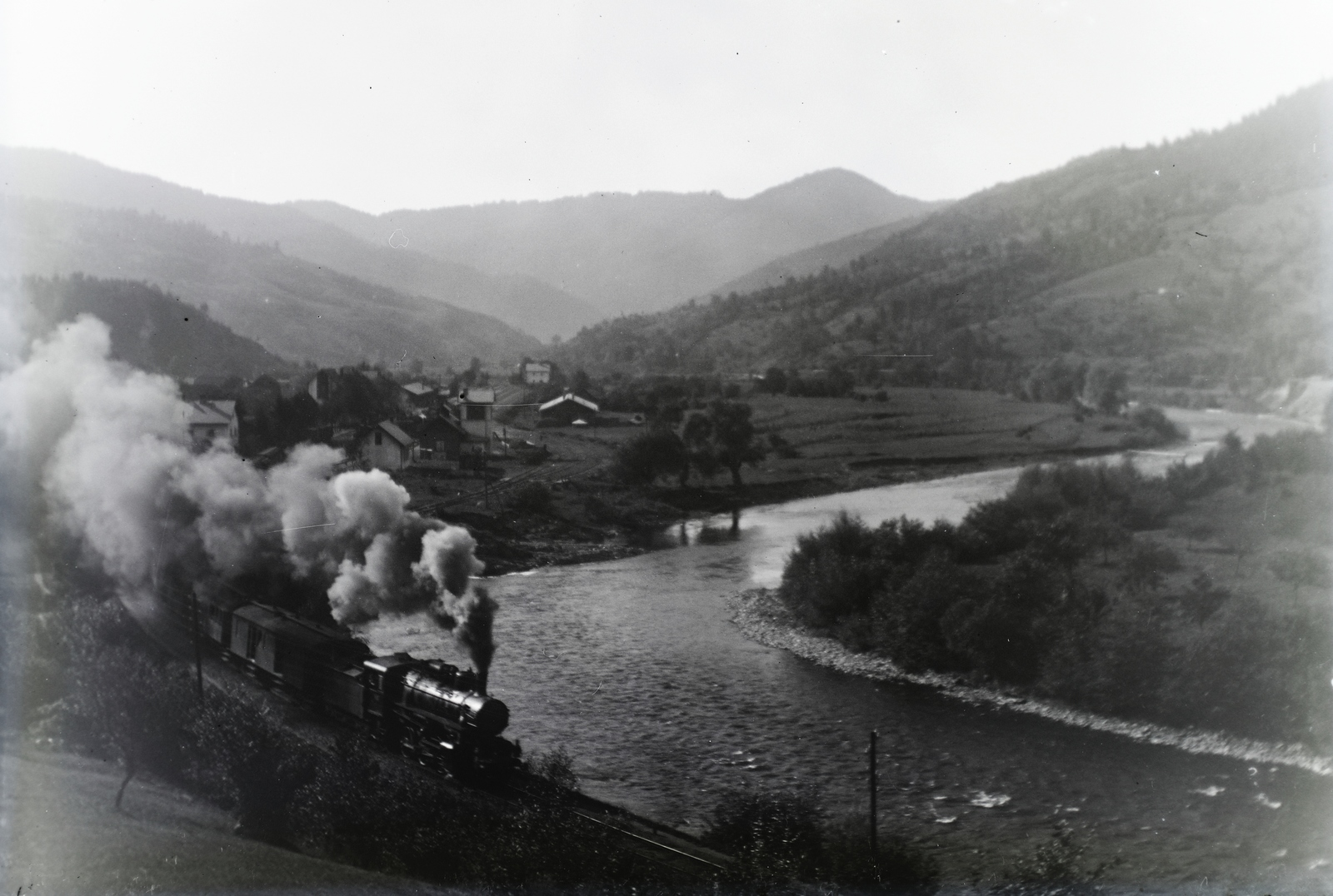 Romania,Transylvania,Ukraine, a Tisza völgye Visóvölgy vasútállomásnál. Leltári jelzet: 29894, 1916, Magyar Műszaki és Közlekedési Múzeum / Archívum / Negatívtár / Pölös István gyűjteménye, Czakó Ferenc, steam locomotive, Fortepan #132993