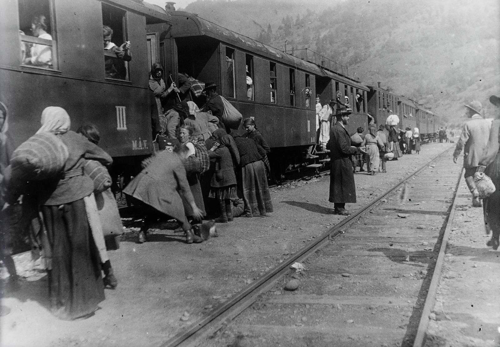»Zsúfolt szerelvény ismeretlen állomáson valahol Máramaros vidékén.« Leltári jelzet: 29919, 1916, Magyar Műszaki és Közlekedési Múzeum / Archívum / Negatívtár / Pölös István gyűjteménye, Czakó Ferenc, First World War, coach, Fortepan #133009