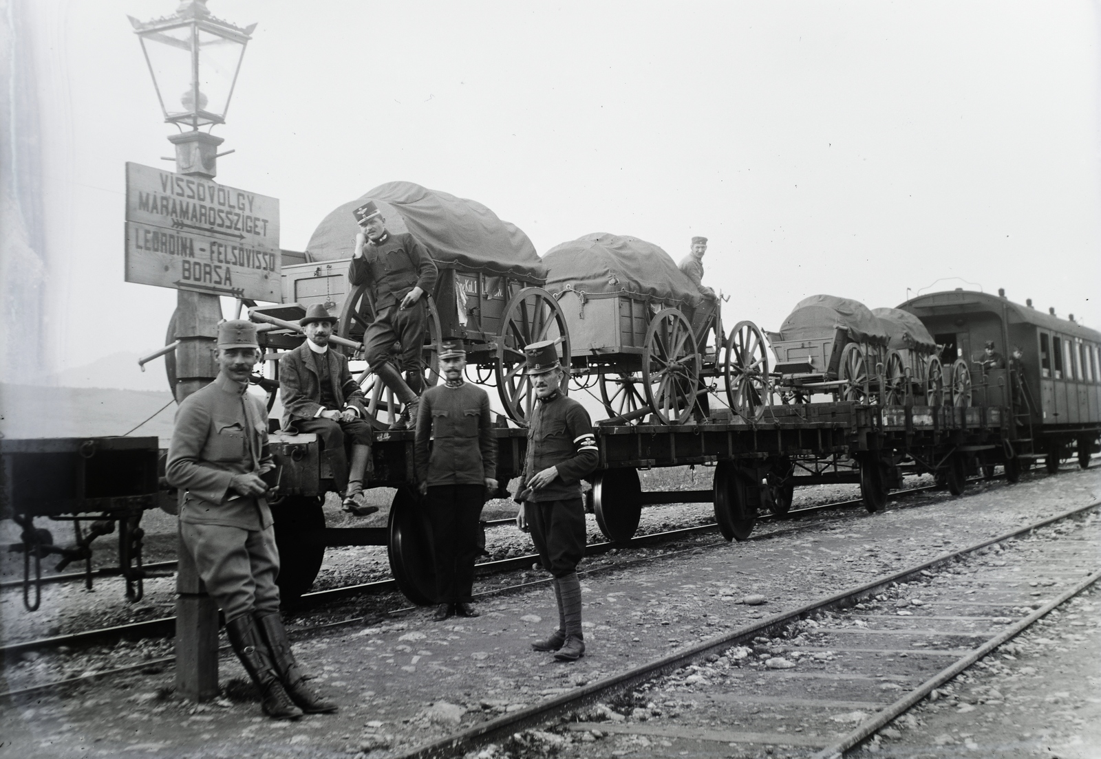 Romania,Transylvania, Petrova, vasútállomás. Leltári jelzet: 29918, 1916, Magyar Műszaki és Közlekedési Múzeum / Archívum / Negatívtár / Pölös István gyűjteménye, Czakó Ferenc, First World War, uniform, rail, Fortepan #133017