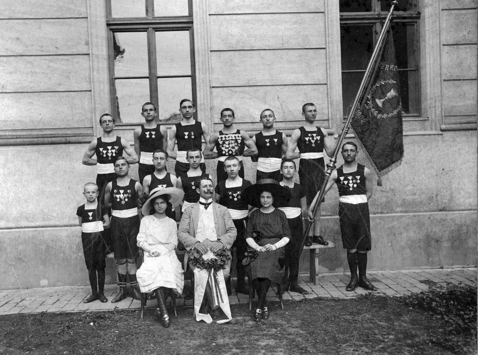 Magyarország, Békés, a Békési Torna Egylet tagjai 1909-ben., 1909, Torjay Valter, sport, zászló, csoportkép, díj, kitüntetés, gyűjtemény, Fortepan #13302