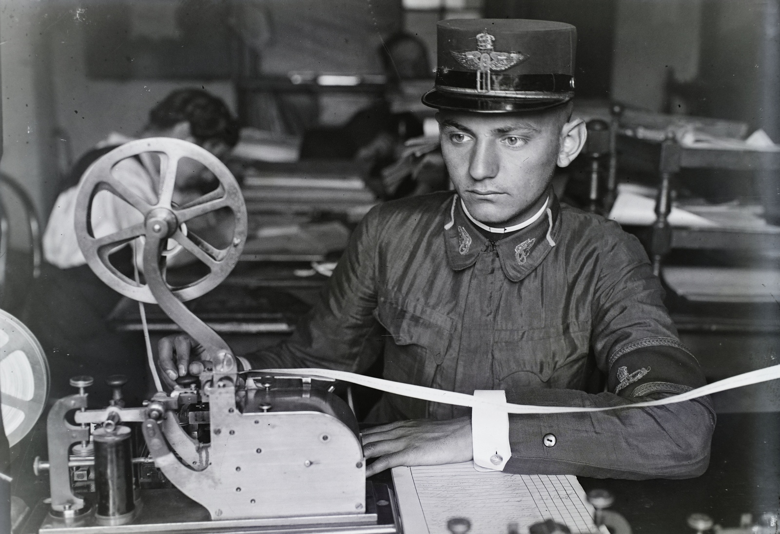 Leltári jelzet: 29930, 1916, Magyar Műszaki és Közlekedési Múzeum / Archívum / Negatívtár / Pölös István gyűjteménye, Czakó Ferenc, első világháború, távírász, távírógép, karszalag, Fortepan #133028