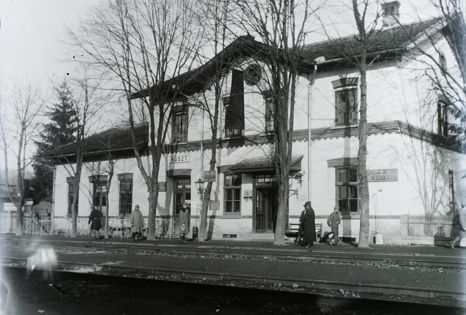 Ukraine,Zakarpattia Oblast, Khust, vasútállomás. Leltári jelzet: 29931, 1916, Magyar Műszaki és Közlekedési Múzeum / Archívum / Negatívtár / Pölös István gyűjteménye, Czakó Ferenc, First World War, train station, place-name signs, Fortepan #133029