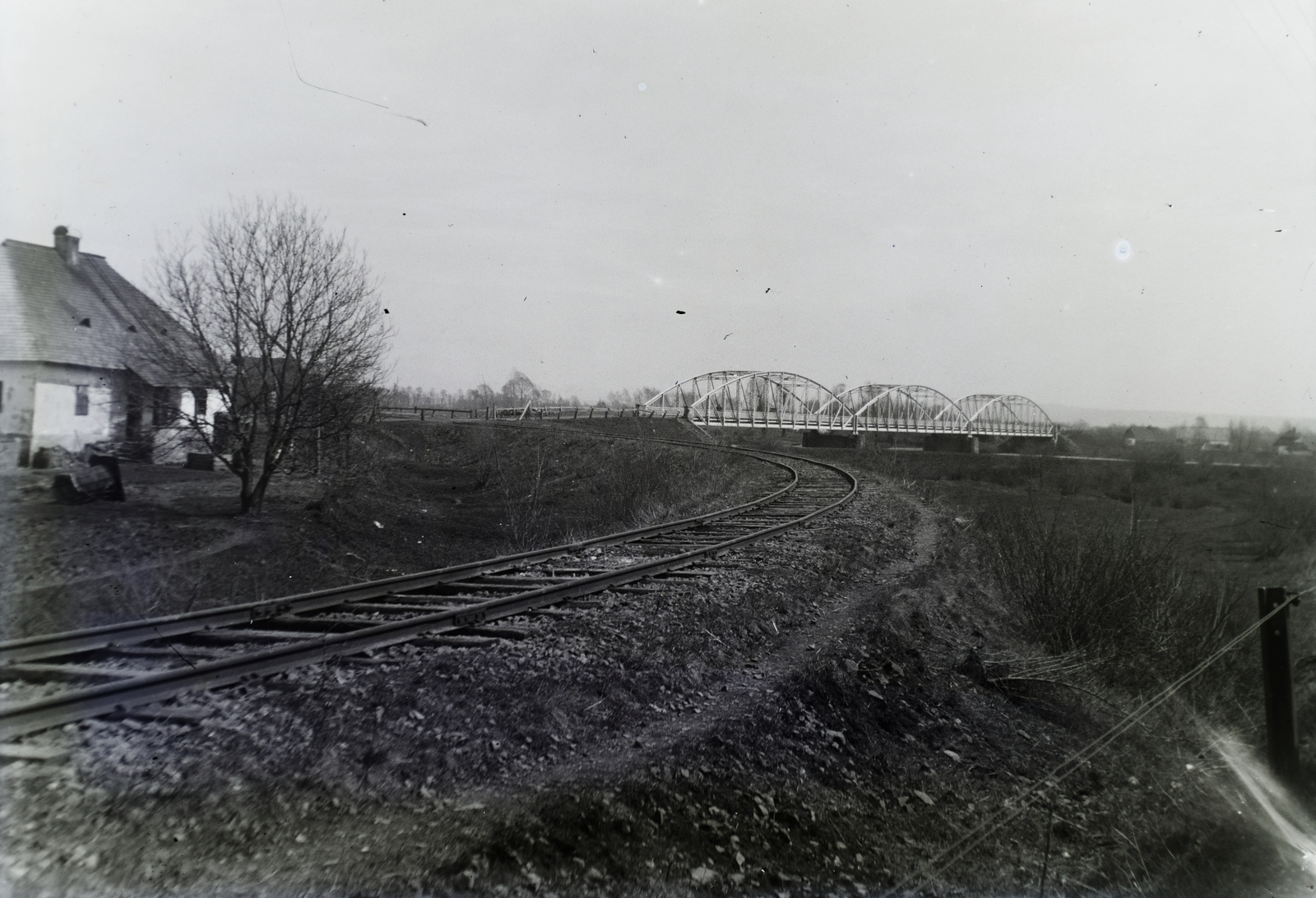 Ukraine,Zakarpattia Oblast, Khust, közúti híd (Vámhíd) a Nagyágon a Tisza közelében. Leltári jelzet: 29937, 1916, Magyar Műszaki és Közlekedési Múzeum / Archívum / Negatívtár / Pölös István gyűjteménye, Czakó Ferenc, First World War, bridge, rails, Fortepan #133035