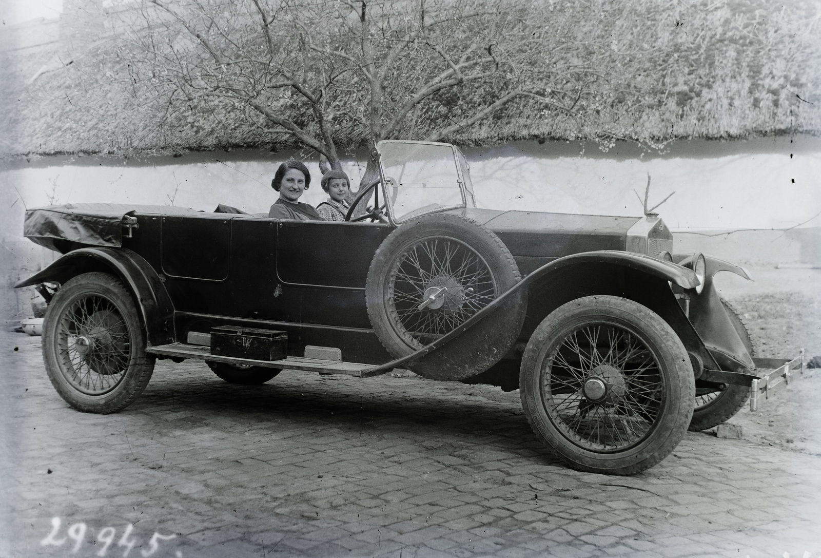 »Automobil, valószínűleg Diatto.« Leltári jelzet: 29945, 1927, Magyar Műszaki és Közlekedési Múzeum / Archívum / Negatívtár / Pölös István gyűjteménye, Czakó Ferenc, girls'n'cars, Fortepan #133039