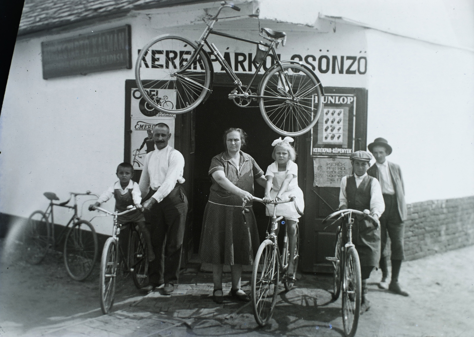 Magyarország, Szentes, »Kerékgyártó Kálmán Kerékpárkölcsönzője.« Leltári jelzet: 29951, 1930, Magyar Műszaki és Közlekedési Múzeum / Archívum / Negatívtár / Pölös István gyűjteménye, Czakó Ferenc, kerékpár, Fortepan #133043