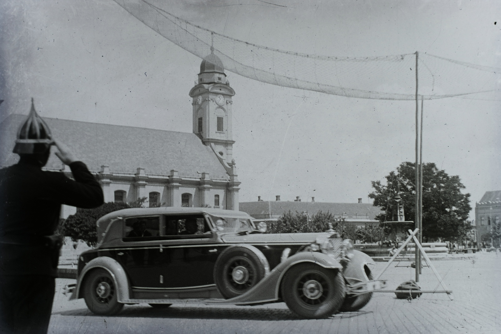 Magyarország, Szentes, Kossuth tér, balra a Református nagytemplom. »József főherceg és Zupka-karosszériás Mercedes automobilja.« Leltári jelzet: 29941, 1935, Magyar Műszaki és Közlekedési Múzeum / Archívum / Negatívtár / Pölös István gyűjteménye, Czakó Ferenc, Mercedes-márka, Fortepan #133048