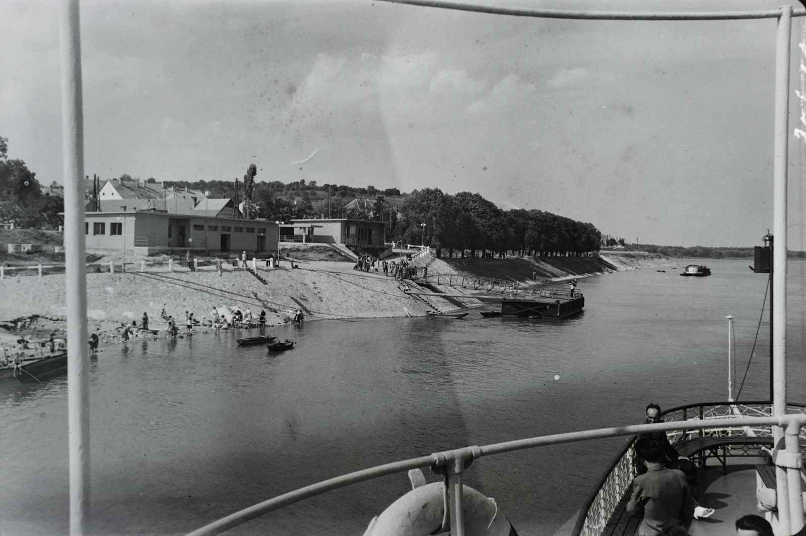 Hungary, Paks, »hajóállomás.« Leltári jelzet: 30611, 1952, Magyar Műszaki és Közlekedési Múzeum / Archívum / Negatívtár / Szollár Ferenc gyűjteménye, shore, boat station, washing, Fortepan #133062