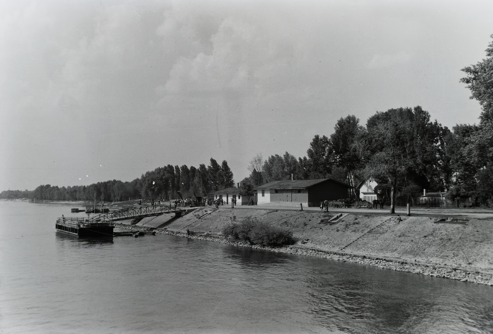 Hungary, Kalocsa, Kalocsa-Meszes, Kalocsa-Foktő hajóállomás. Leltári jelzet: 30614, 1952, Magyar Műszaki és Közlekedési Múzeum / Archívum / Negatívtár / Szollár Ferenc gyűjteménye, pontoon, boat station, Fortepan #133065