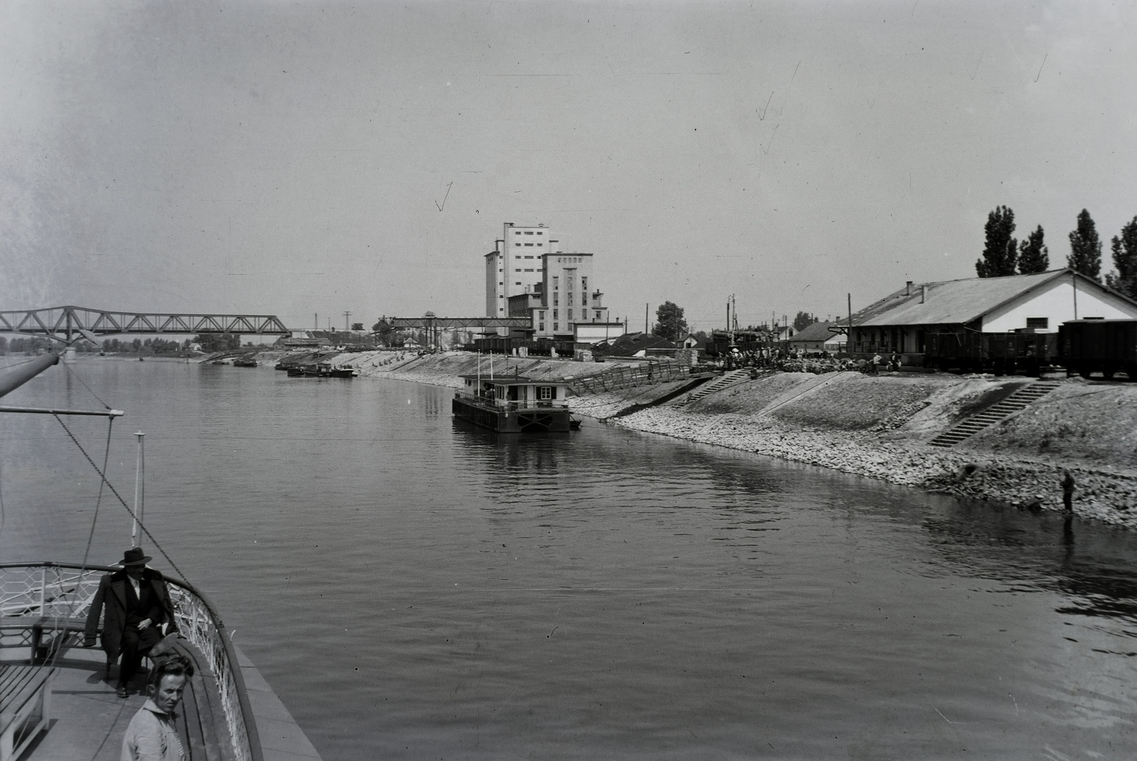 Magyarország, Baja, »hajóállomás. Háttérben a Duna-híd.« Leltári jelzet: 30615, 1954, Magyar Műszaki és Közlekedési Múzeum / Archívum / Negatívtár / Szollár Ferenc gyűjteménye, híd, Fortepan #133066