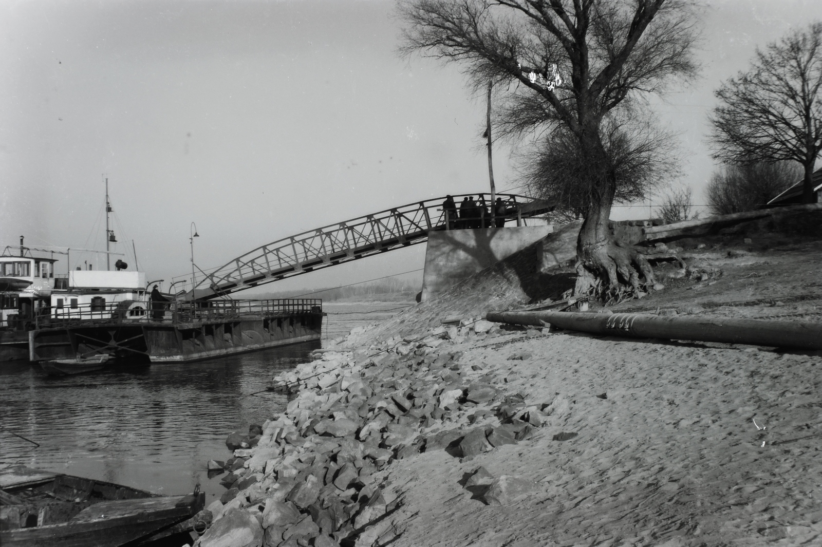 Hungary, hajóállomás, a felvétel a pontonhoz vezető híd beemelésekor készült. Leltári jelzet: 30619, 1952, Magyar Műszaki és Közlekedési Múzeum / Archívum / Negatívtár / Szollár Ferenc gyűjteménye, boat station, gangplank, Fortepan #133068