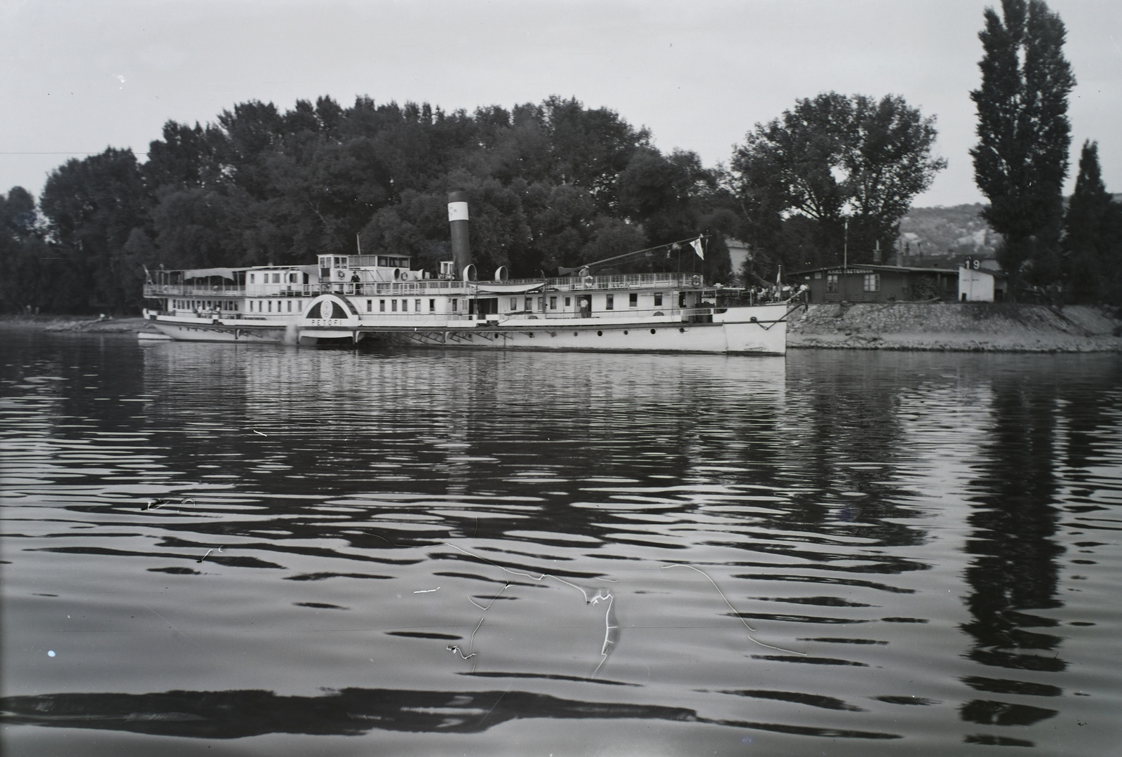 Hungary, Esztergom, hajóállomás. A MAHART Petőfi személyszállító gőzhajója (előtte Szent László, épült: 1920. Budapest, az MFTR hajóépítő műhelyében. A hajó hossza 60 m, szélessége 15.5 m, hajógép 580 HP, utastér 1200 személy részére. Leltári jelzet: 30621, 1952, Magyar Műszaki és Közlekedési Múzeum / Archívum / Negatívtár / Szollár Ferenc gyűjteménye, steamboat, boat station, Fortepan #133070