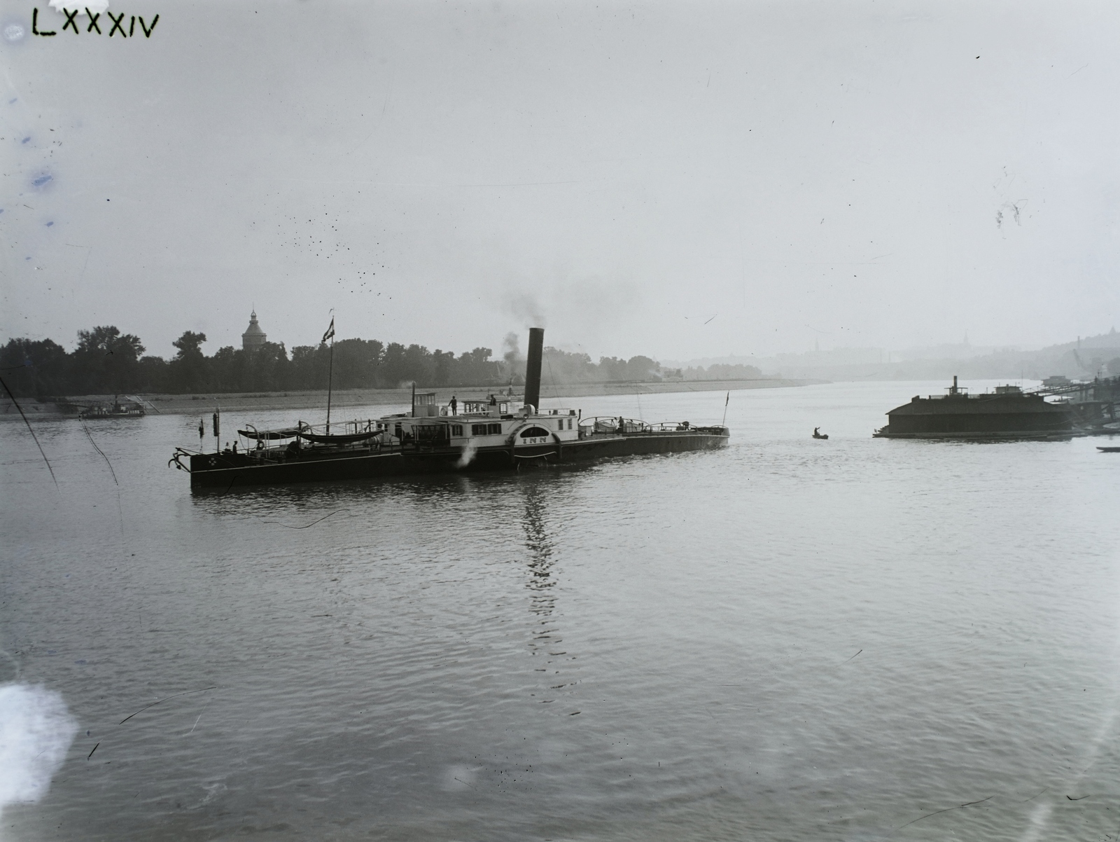 Magyarország, Budapest III., Inn DDSG vontató kerekes gőzhajó (épült 1924), balra a Margit-sziget. Leltári jelzet: 21624, 1935, Magyar Műszaki és Közlekedési Múzeum / Történeti Fényképek Gyűjteménye / Óbudai Hajógyár gyűjteménye, Budapest, hajókémény, Fortepan #133084