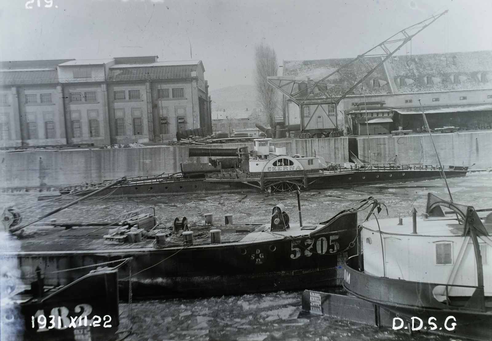 Magyarország, Óbuda, Budapest III., Óbudai Hajógyár, szemben a DDSG Czerna oldalkerekes vontató gőzhajó (épült: 1924.). Leltári jelzet: 21626, 1931, Magyar Műszaki és Közlekedési Múzeum / Történeti Fényképek Gyűjteménye / Óbudai Hajógyár gyűjteménye, Budapest, gőzhajó, Fortepan #133086