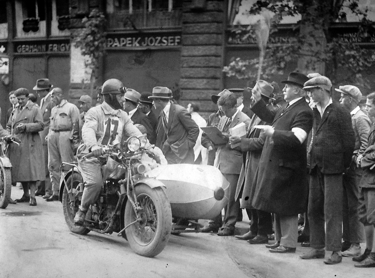 Hungary, Budapest V., Ferenciek tere (Apponyi tér) 1., dr Sztancsek János oldalkocsis FN motorkerékpárján a Magyar Túraút startjánál., 1928, Torjay Valter, Belgian brand, motorcycle with sidecar, Budapest, Fortepan #13309