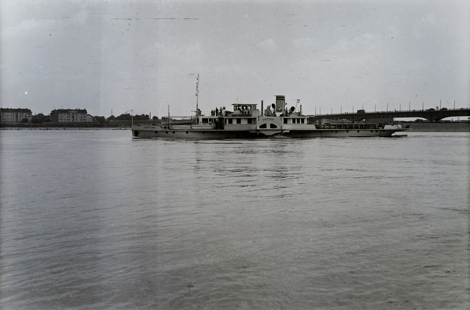 Hungary, Budapest XIII., az Óbudai Hajógyárban épült Herszon (1952) oldalkerekes vontató gőzhajó a Dunán. Balra a Népfürdő utca - Dagály utca sarkán álló házak, jobbra az Árpád (Sztálin) híd és a Margit-sziget. Leltári jelzet: 21633, 1952, Magyar Műszaki és Közlekedési Múzeum / Történeti Fényképek Gyűjteménye / Óbudai Hajógyár gyűjteménye, Budapest, steamboat, Fortepan #133091