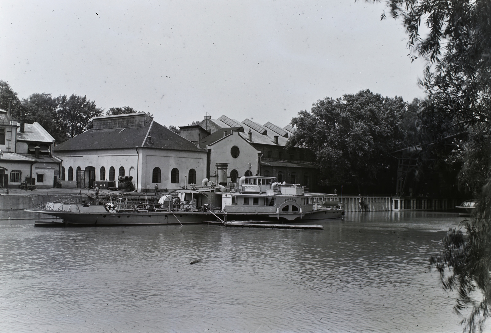 Hungary, Óbuda, Budapest III., Óbudai Hajógyár, Hajógyári-öböl, Irkutszk oldalkerekes vontató gőzhajó. Épült 1951-ben. Leltári jelzet: 21638, 1951, Magyar Műszaki és Közlekedési Múzeum / Történeti Fényképek Gyűjteménye / Óbudai Hajógyár gyűjteménye, Budapest, steamboat, Fortepan #133096