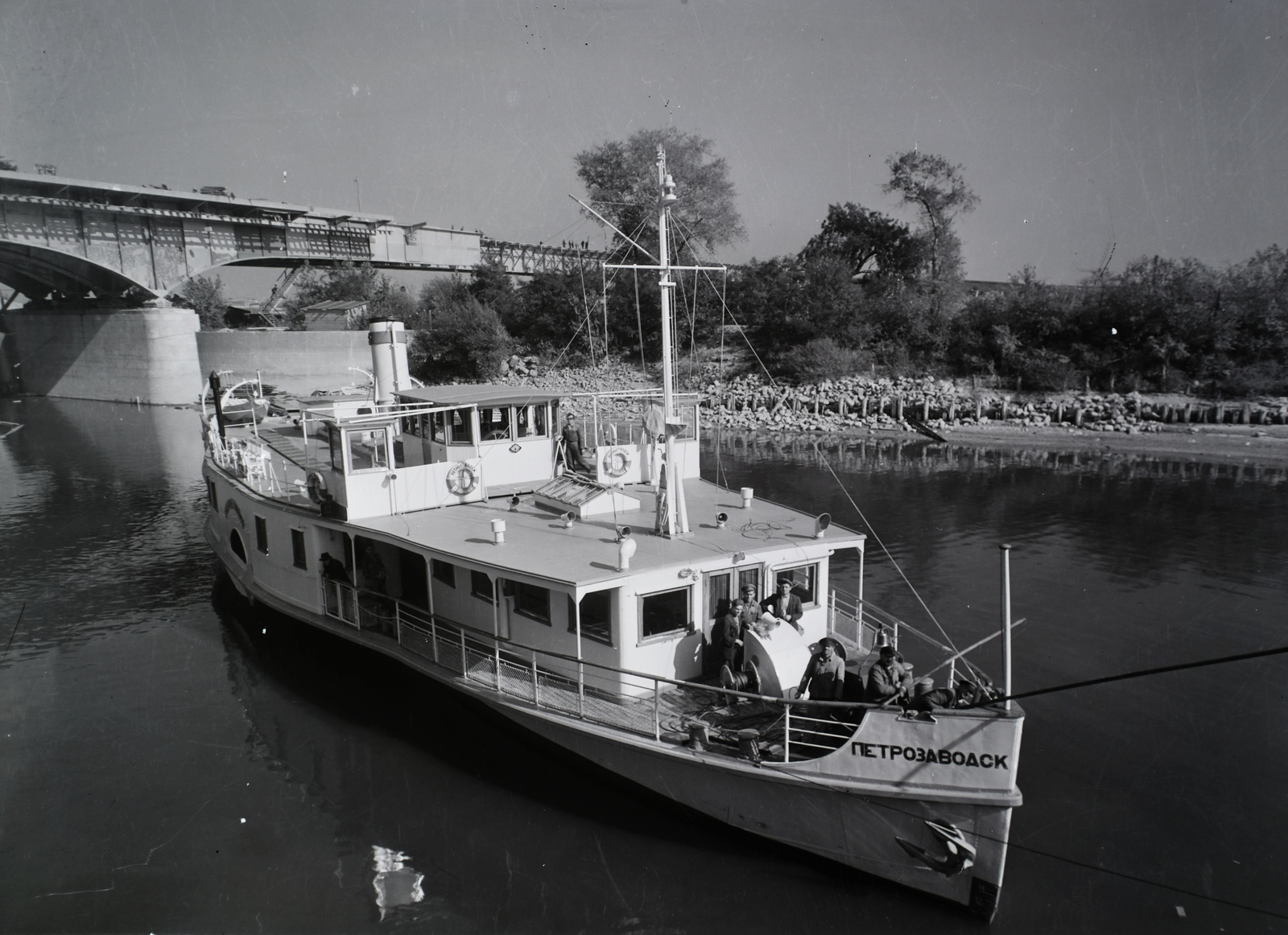 Hungary, Budapest III., Óbudai Duna-ág, Petrozavodszk oldalkerekes utasszállító gőzhajó. Balra az épülő Árpád (Sztálin) híd. Leltári jelzet: 21639, 1949, Magyar Műszaki és Közlekedési Múzeum / Történeti Fényképek Gyűjteménye / Óbudai Hajógyár gyűjteménye, Budapest, Cyrillic alphabet, Fortepan #133097