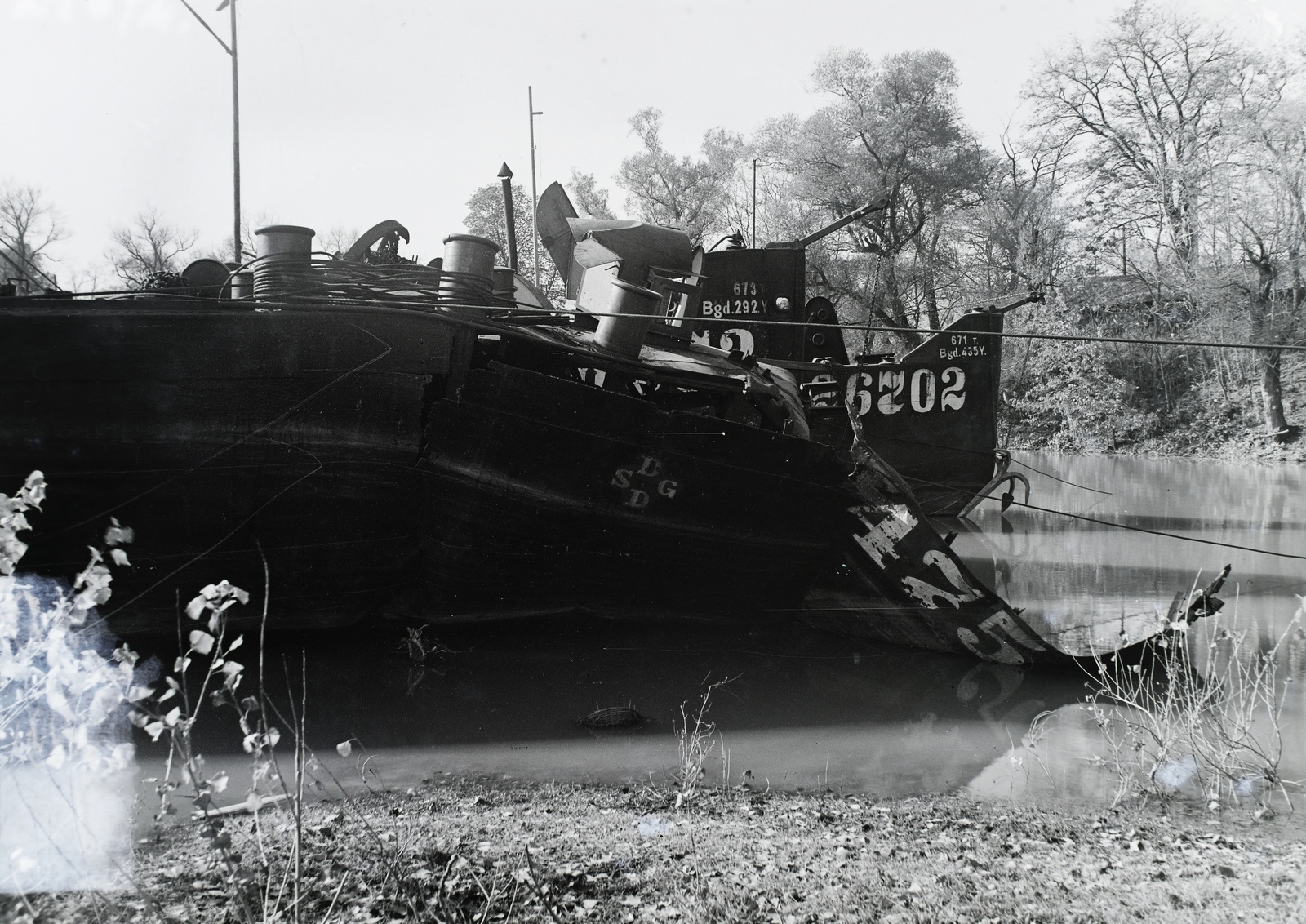 Hungary, »Aknára futott uszály első része az Óbudai Hajógyárban.« Leltári jelzet: 21672, 1941, Magyar Műszaki és Közlekedési Múzeum / Történeti Fényképek Gyűjteménye / Óbudai Hajógyár gyűjteménye, wreck, Fortepan #133110