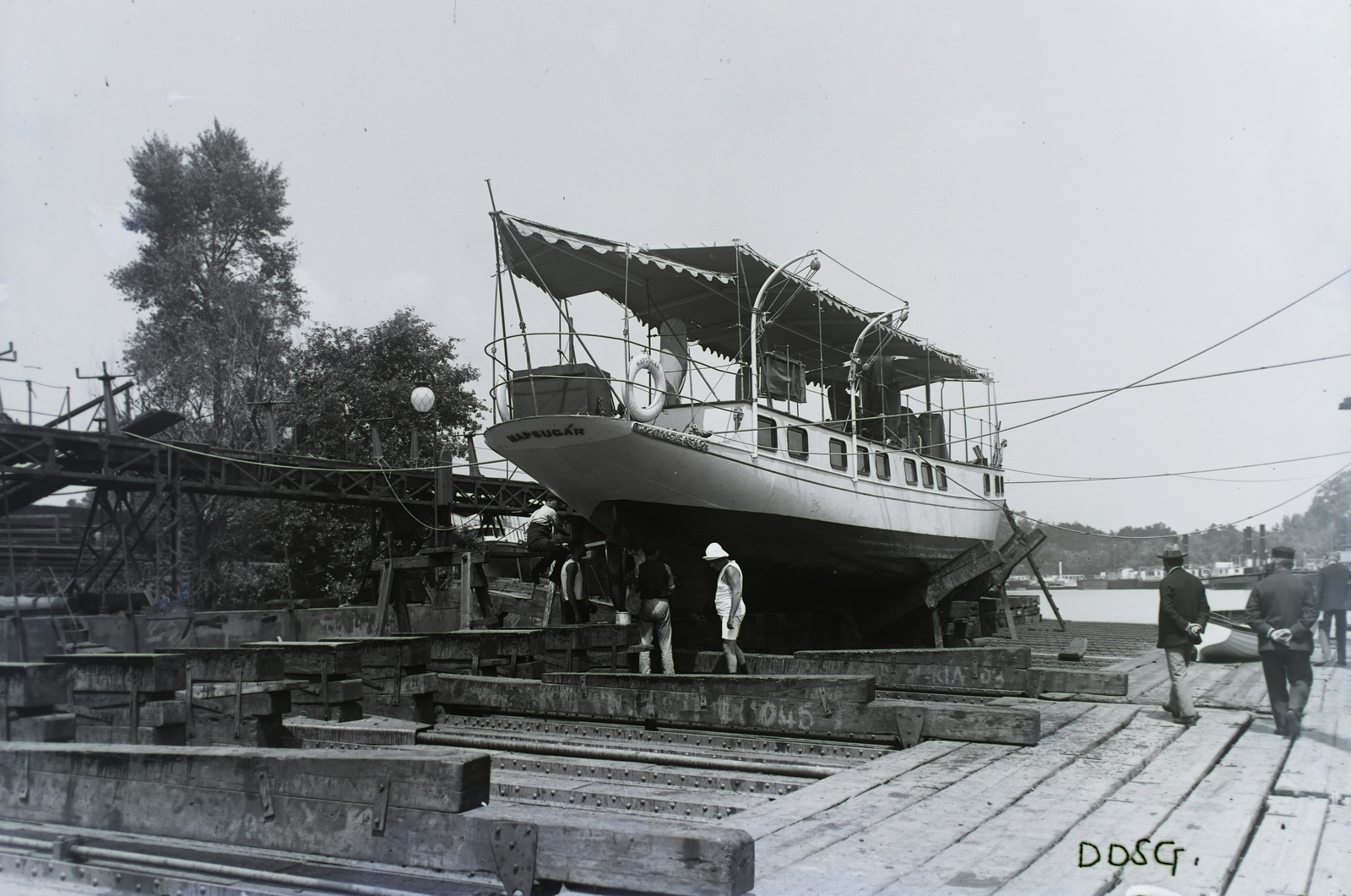 Hungary, Óbuda, Budapest III., Óbudai Hajógyár, a dokkban a Napsugár yacht, csavaros gőzhajó. Leltári jelzet: N113, 1929, Magyar Műszaki és Közlekedési Múzeum / Történeti Fényképek Gyűjteménye / Óbudai Hajógyár gyűjteménye, Budapest, Fortepan #133129