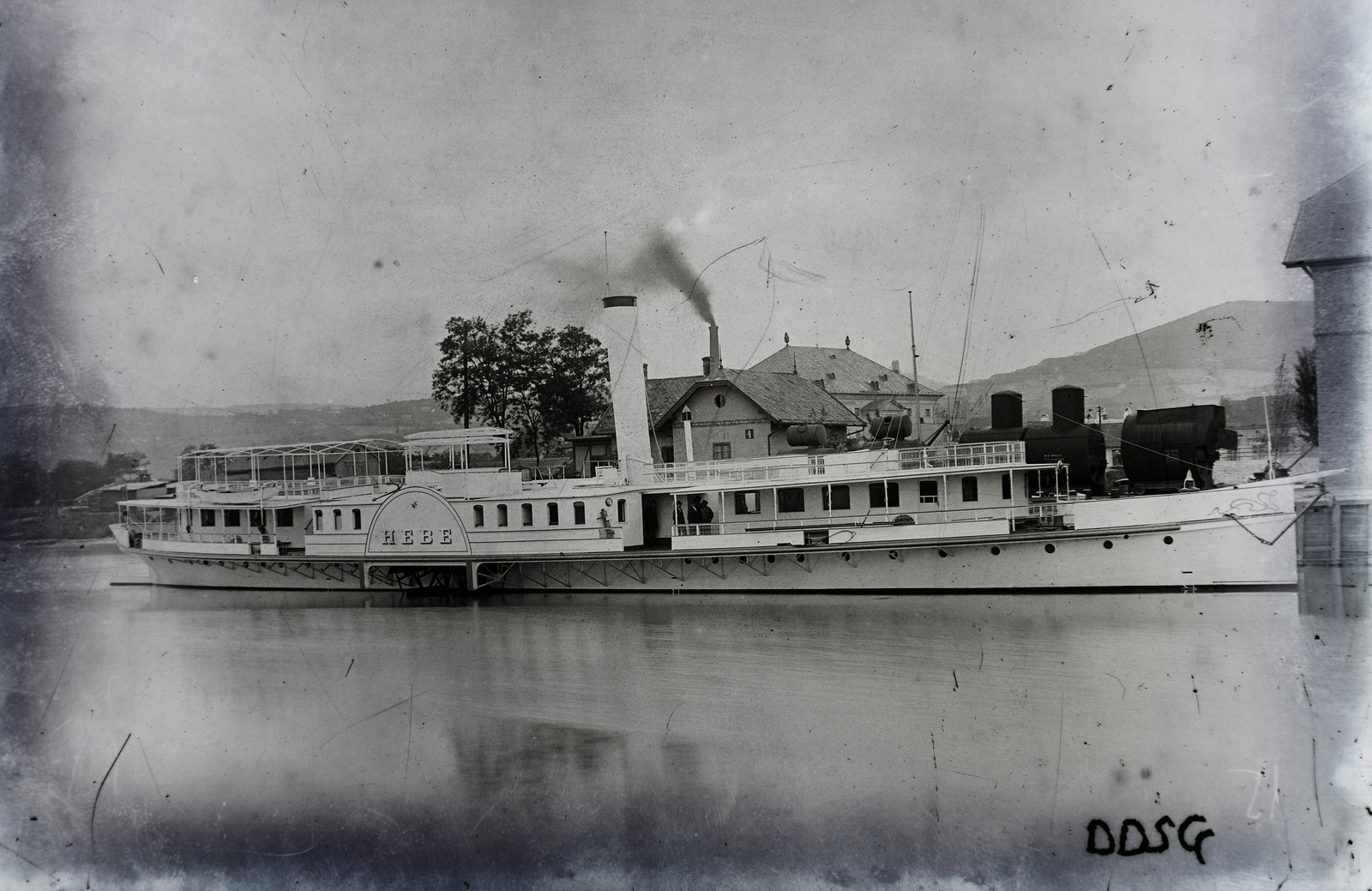 Hungary, Óbuda, Budapest III., Óbudai Hajógyár, Hajógyári-öböl. DDSG Hebe utasszállító kerekes gőzhajó (épült: 1905.). Háttérben az Óbudai zsinagóga. Leltári jelzet: N120, 1924, Magyar Műszaki és Közlekedési Múzeum / Történeti Fényképek Gyűjteménye / Óbudai Hajógyár gyűjteménye, Budapest, Fortepan #133133