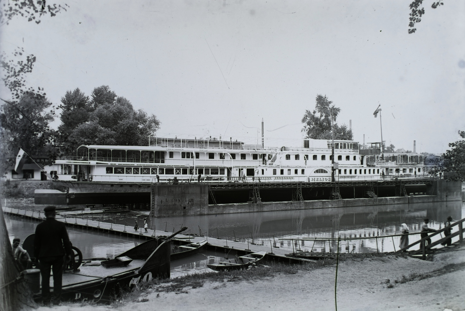 Hungary, Óbuda, Budapest III., Óbudai Hajógyár, úszódokk. »DDSG "HELIOS" utasszállító kerekes gőzhajó. Épült: 1922.« Leltári jelzet: N121, 1922, Magyar Műszaki és Közlekedési Múzeum / Történeti Fényképek Gyűjteménye / Óbudai Hajógyár gyűjteménye, Budapest, steamboat, Fortepan #133134