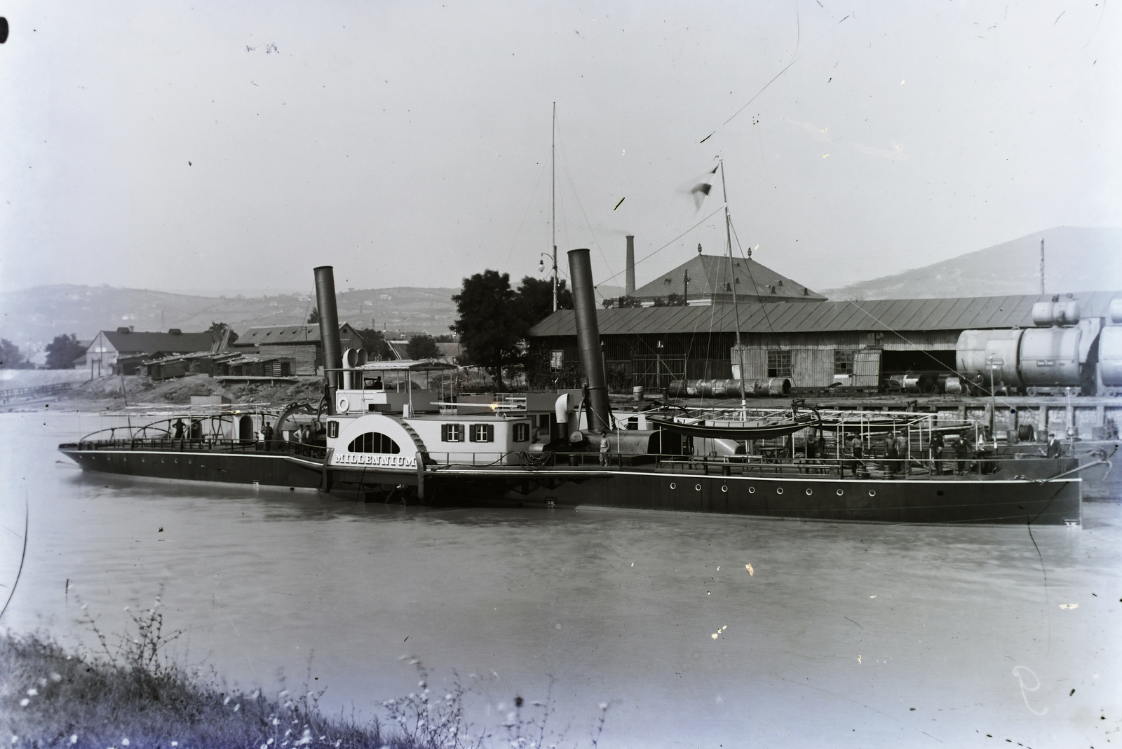 Hungary, Óbuda, Budapest III., Óbudai Hajógyár, Hajógyári-öböl, DDSG Millennium oldalkerekes vontató gőzhajó (épült: 1897.). Háttérben az Óbudai zsinagóga. Leltári jelzet: N122, 1923, Magyar Műszaki és Közlekedési Múzeum / Történeti Fényképek Gyűjteménye / Óbudai Hajógyár gyűjteménye, Budapest, Fortepan #133135