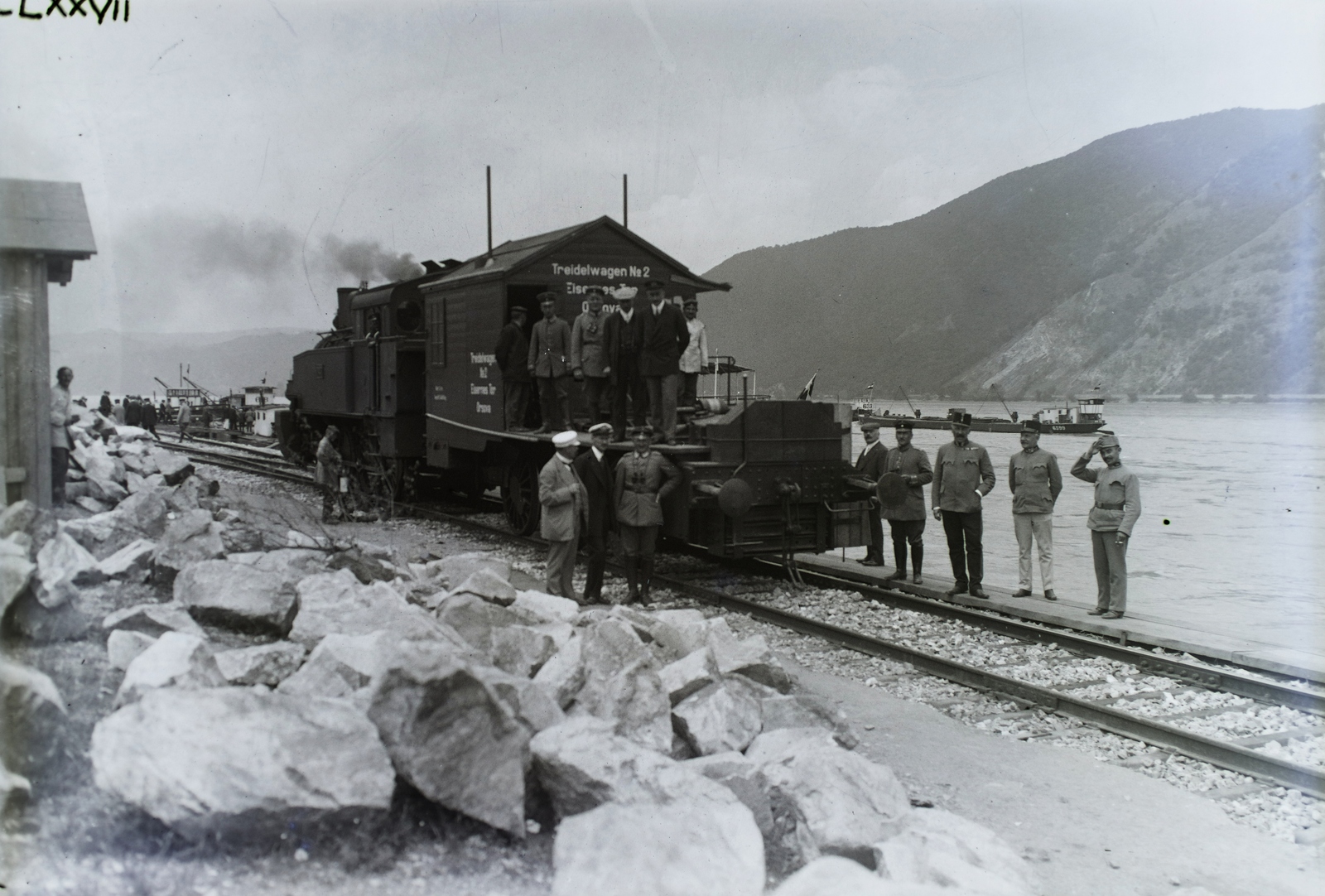 Romania,Serbia, az uszályok vontatásában segítő gőzmozdony (Triedelwagen No.2.) a Vaskapu-csatorna partján. Leltári jelzet: N130, 1917, Magyar Műszaki és Közlekedési Múzeum / Történeti Fényképek Gyűjteménye / Óbudai Hajógyár gyűjteménye, First World War, steam locomotive, Danube, Fortepan #133138