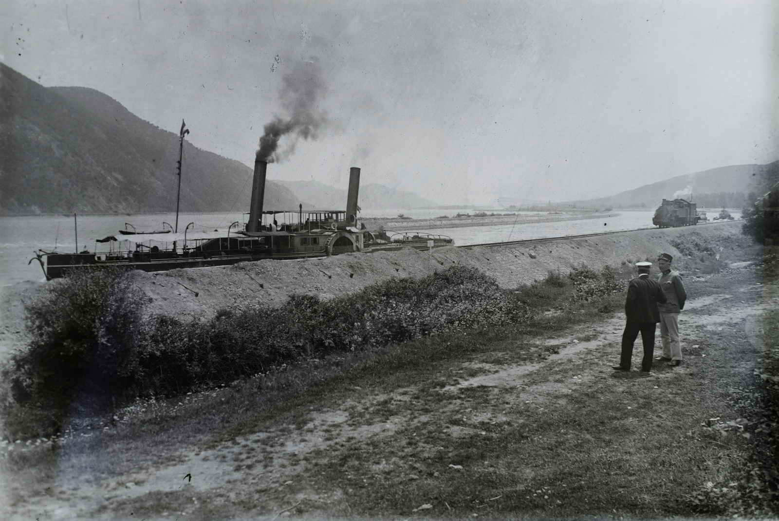 Romania,Serbia, a Vaskapu-szoros hajózócsatornája, uszályokat vontató gőzhajó, a töltésen a vontatásban segítő gőzmozdony látható. Leltári jelzet: N129, 1917, Magyar Műszaki és Közlekedési Múzeum / Történeti Fényképek Gyűjteménye / Óbudai Hajógyár gyűjteménye, steamboat, Danube, Fortepan #133139