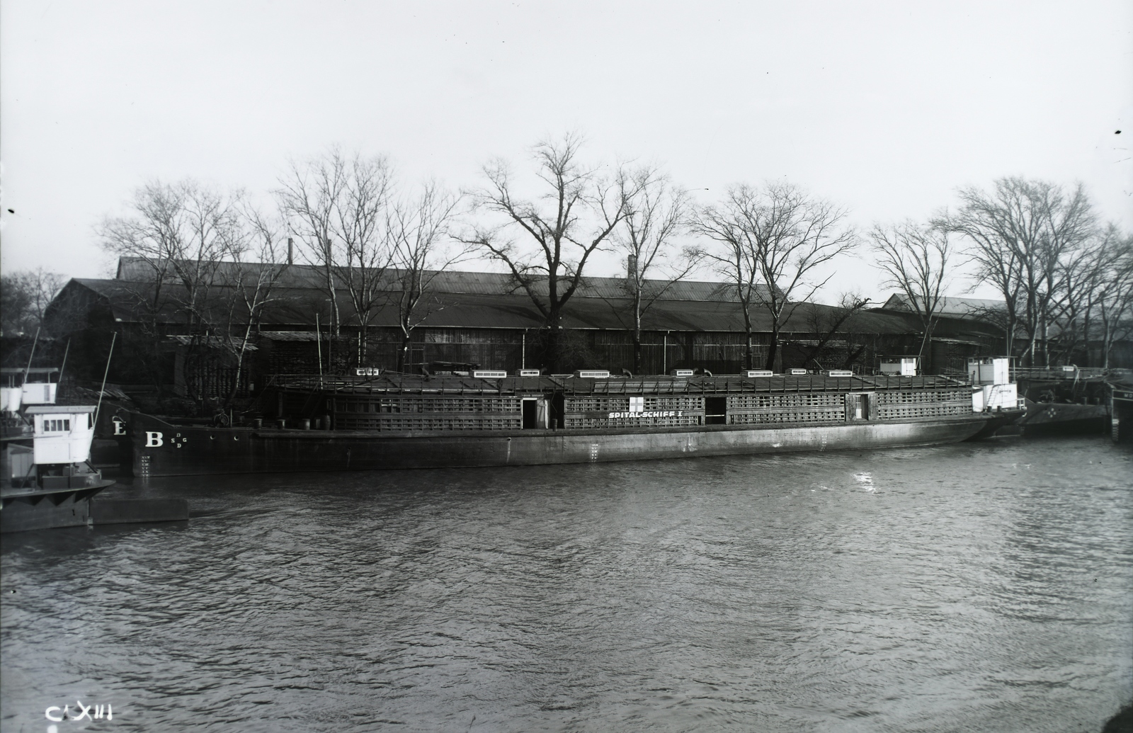 Magyarország, Óbuda, Budapest III., Óbudai Hajógyár, a K. und k. Bade- und Desinfektionsschiff "E" és "B" (állatszállító DDSG uszály kórházhajóvá alakítva). Leltári jelzet: N126, 1917, Magyar Műszaki és Közlekedési Múzeum / Történeti Fényképek Gyűjteménye / Óbudai Hajógyár gyűjteménye, Budapest, Fortepan #133141