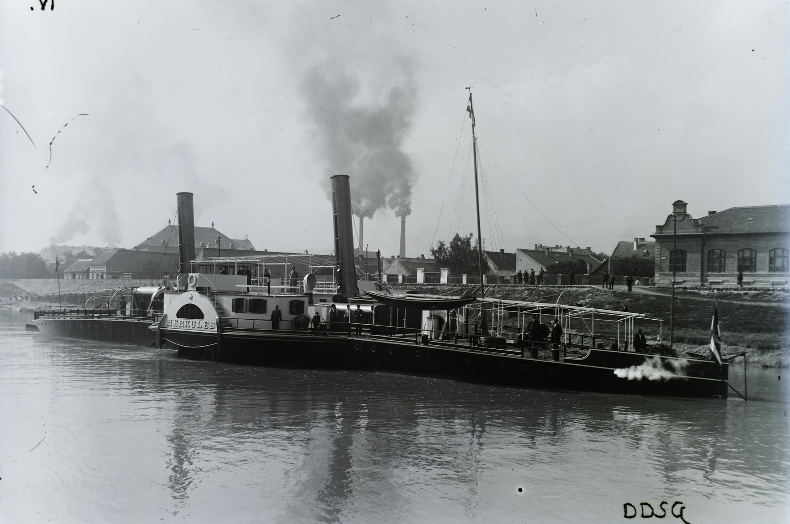 Hungary, Óbuda, Budapest III., DDSG Herkules oldalkerekes vontató gőzhajó (épült: 1910) a Hajógyári-sziget melletti Duna-ágban. Háttérben az Árpád fejedelem útja (Óbudai rakpart) épületei, balra az Óbudai zsinagóga. Leltári jelzet: N128, 1917, Magyar Műszaki és Közlekedési Múzeum / Történeti Fényképek Gyűjteménye / Óbudai Hajógyár gyűjteménye, Budapest, Fortepan #133143