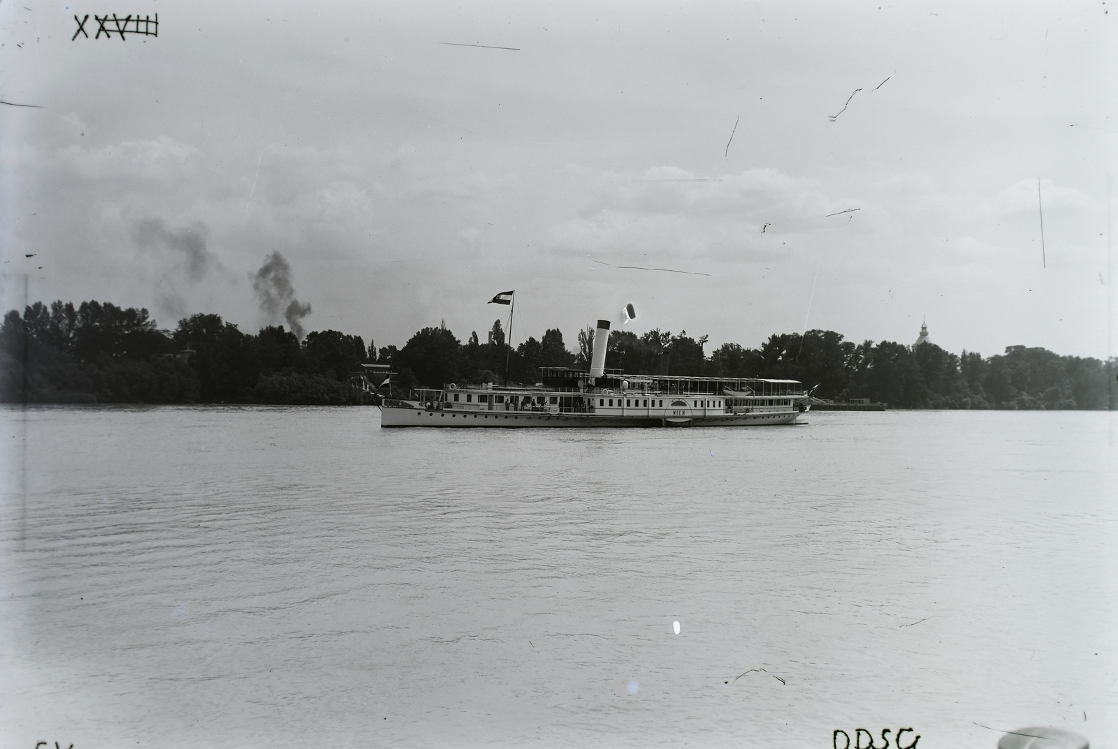 Magyarország, Budapest, a DDSG Wien (1912) személyszállító gőzhajó, háttérben a Margit-szigeten balra a vízesés, jobbra a Víztorony látszik. Leltári jelzet: N131, 1917, Magyar Műszaki és Közlekedési Múzeum / Történeti Fényképek Gyűjteménye / Óbudai Hajógyár gyűjteménye, Budapest, Fortepan #133144