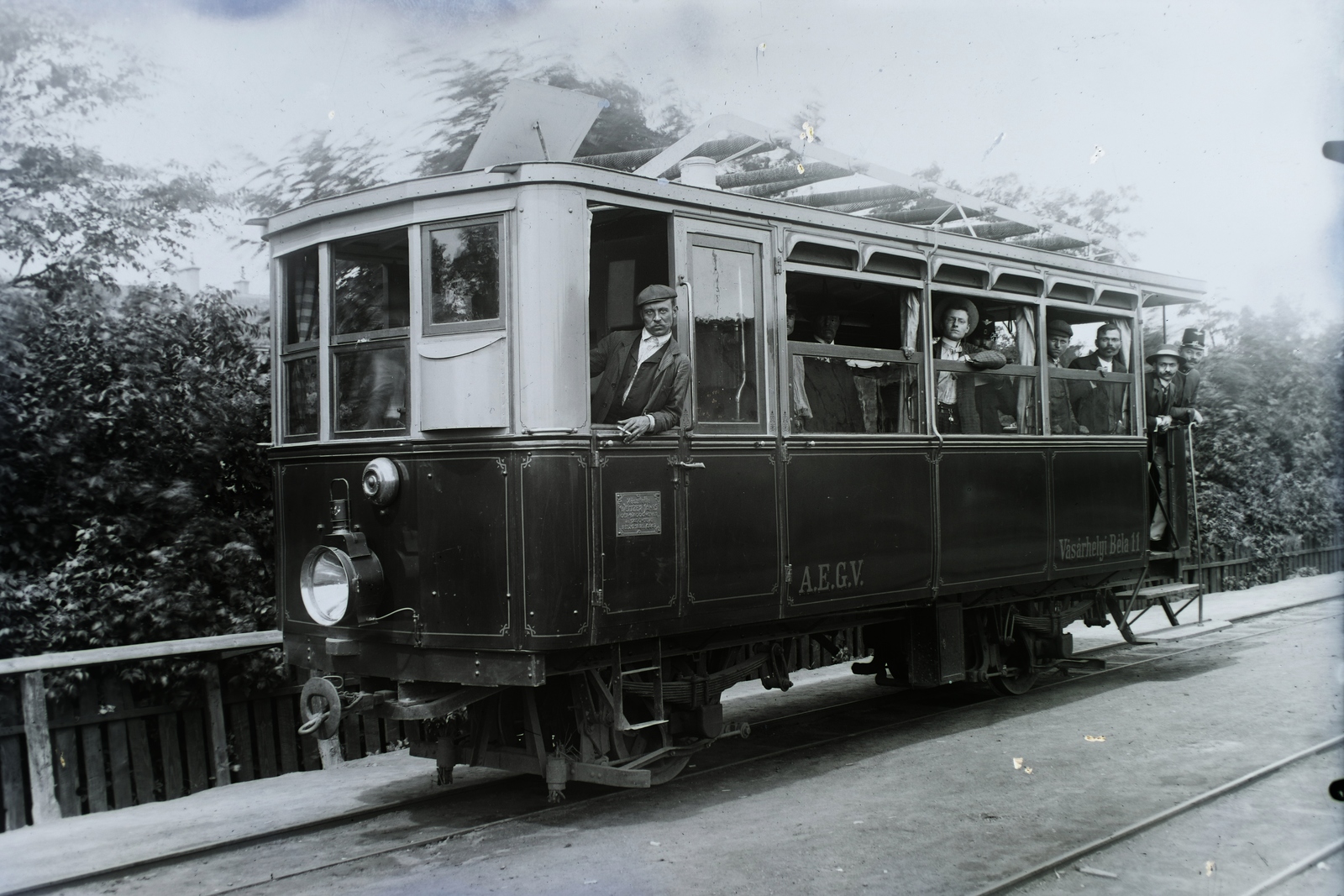 »AEGV Vásárhelyi Béla 11 jelű motorkocsi.« Leltári jelzet: N212, 1916, Magyar Műszaki és Közlekedési Múzeum / Archívum / Negatívtár, Ganz-brand, prop up on elbows, AEGV-organisation, Fortepan #133154